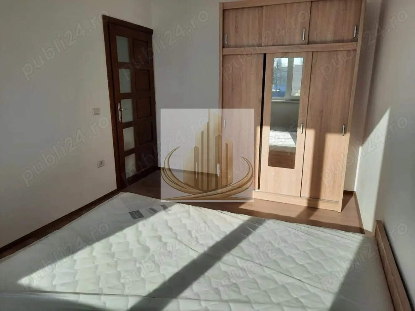 Apartament 3 camere modern, bloc nou, zonă de vile – Calea Lugojului, - Grand Mobilis Imobiliare vă propune spre închiriere un apartament spațios cu 3 camere, situat într-un bloc nou, izolat termic, în zona de vile Calea Lugojului – Dorobanți, în imediata apropiere a Pădurii Verzi.

Apartamentul este amplasat la etajul 1 și se închiriază complet mobilat, fiind ideal pentru cei care își doresc confort și liniște într-o zonă rezidențială.

Caracteristici:
 • centrală proprie pe gaz
 • încălzire în pardoseală
 • cheltuieli reduse de întreținere
 • acces la grădină
 • loc de parcare inclus

Zona oferă acces facil la mijloacele de transport în comun, în apropiere aflându-se stații pentru autobuz și troleibuz (liniile 11 și M11).

Pentru mai multe informații sau pentru programarea unei vizionări, vă stăm la dispoziție.
ID intern: 3070600