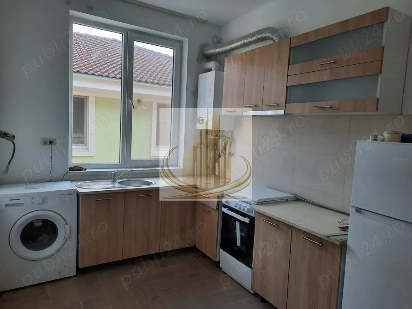 Apartament 3 camere modern, bloc nou, zonă de vile – Calea Lugojului, - Grand Mobilis Imobiliare vă propune spre închiriere un apartament spațios cu 3 camere, situat într-un bloc nou, izolat termic, în zona de vile Calea Lugojului – Dorobanți, în imediata apropiere a Pădurii Verzi.

Apartamentul este amplasat la etajul 1 și se închiriază complet mobilat, fiind ideal pentru cei care își doresc confort și liniște într-o zonă rezidențială.

Caracteristici:
 • centrală proprie pe gaz
 • încălzire în pardoseală
 • cheltuieli reduse de întreținere
 • acces la grădină
 • loc de parcare inclus

Zona oferă acces facil la mijloacele de transport în comun, în apropiere aflându-se stații pentru autobuz și troleibuz (liniile 11 și M11).

Pentru mai multe informații sau pentru programarea unei vizionări, vă stăm la dispoziție.
ID intern: 3070600