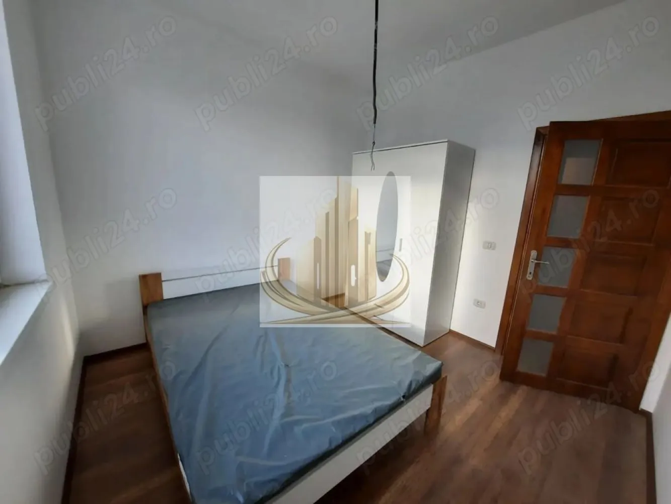 Apartament 3 camere modern, bloc nou, zonă de vile – Calea Lugojului, - Grand Mobilis Imobiliare vă propune spre închiriere un apartament spațios cu 3 camere, situat într-un bloc nou, izolat termic, în zona de vile Calea Lugojului – Dorobanți, în imediata apropiere a Pădurii Verzi.

Apartamentul este amplasat la etajul 1 și se închiriază complet mobilat, fiind ideal pentru cei care își doresc confort și liniște într-o zonă rezidențială.

Caracteristici:
 • centrală proprie pe gaz
 • încălzire în pardoseală
 • cheltuieli reduse de întreținere
 • acces la grădină
 • loc de parcare inclus

Zona oferă acces facil la mijloacele de transport în comun, în apropiere aflându-se stații pentru autobuz și troleibuz (liniile 11 și M11).

Pentru mai multe informații sau pentru programarea unei vizionări, vă stăm la dispoziție.
ID intern: 3070600
