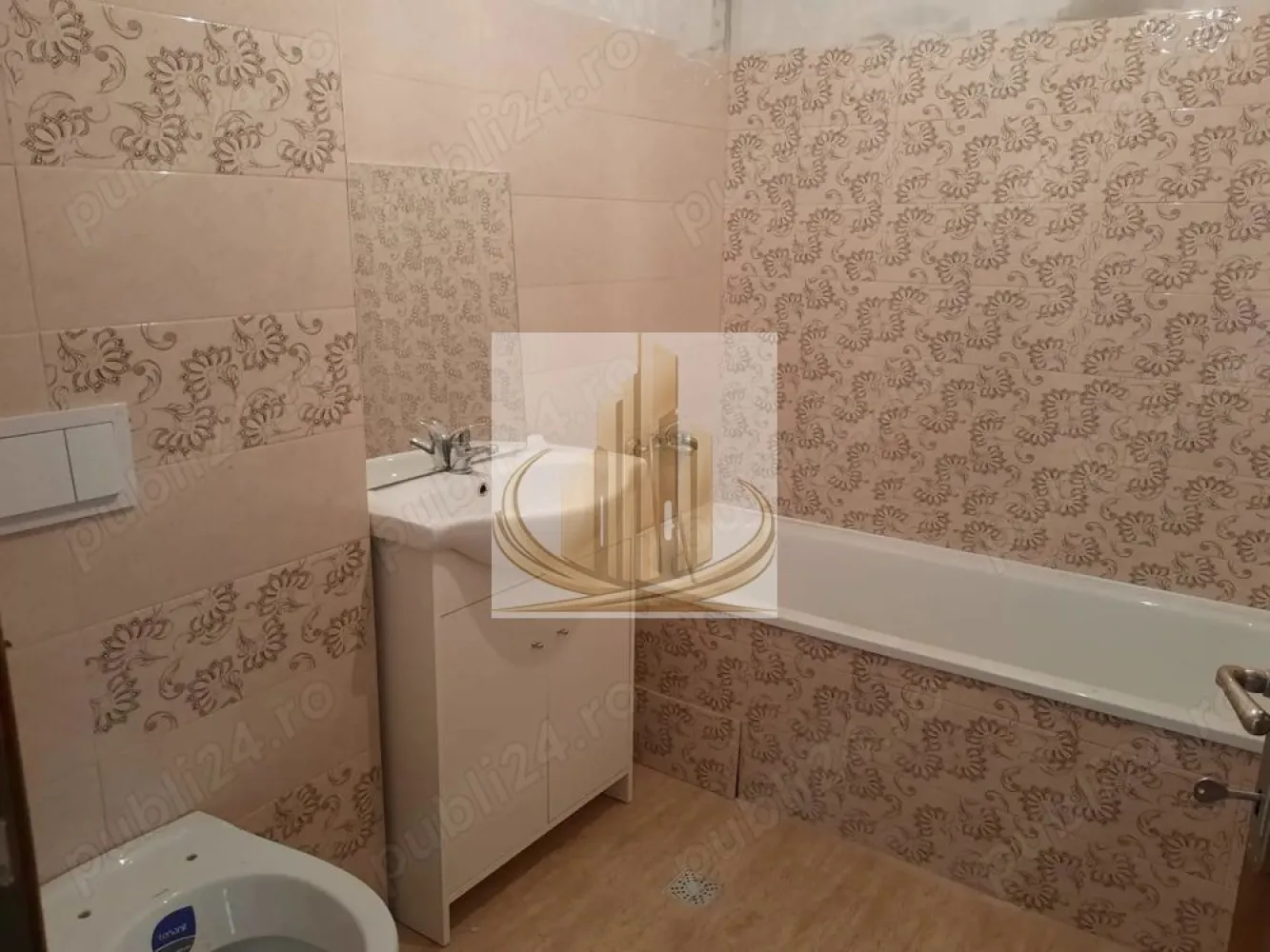 Apartament 3 camere modern, bloc nou, zonă de vile – Calea Lugojului, - Grand Mobilis Imobiliare vă propune spre închiriere un apartament spațios cu 3 camere, situat într-un bloc nou, izolat termic, în zona de vile Calea Lugojului – Dorobanți, în imediata apropiere a Pădurii Verzi.

Apartamentul este amplasat la etajul 1 și se închiriază complet mobilat, fiind ideal pentru cei care își doresc confort și liniște într-o zonă rezidențială.

Caracteristici:
 • centrală proprie pe gaz
 • încălzire în pardoseală
 • cheltuieli reduse de întreținere
 • acces la grădină
 • loc de parcare inclus

Zona oferă acces facil la mijloacele de transport în comun, în apropiere aflându-se stații pentru autobuz și troleibuz (liniile 11 și M11).

Pentru mai multe informații sau pentru programarea unei vizionări, vă stăm la dispoziție.
ID intern: 3070600
