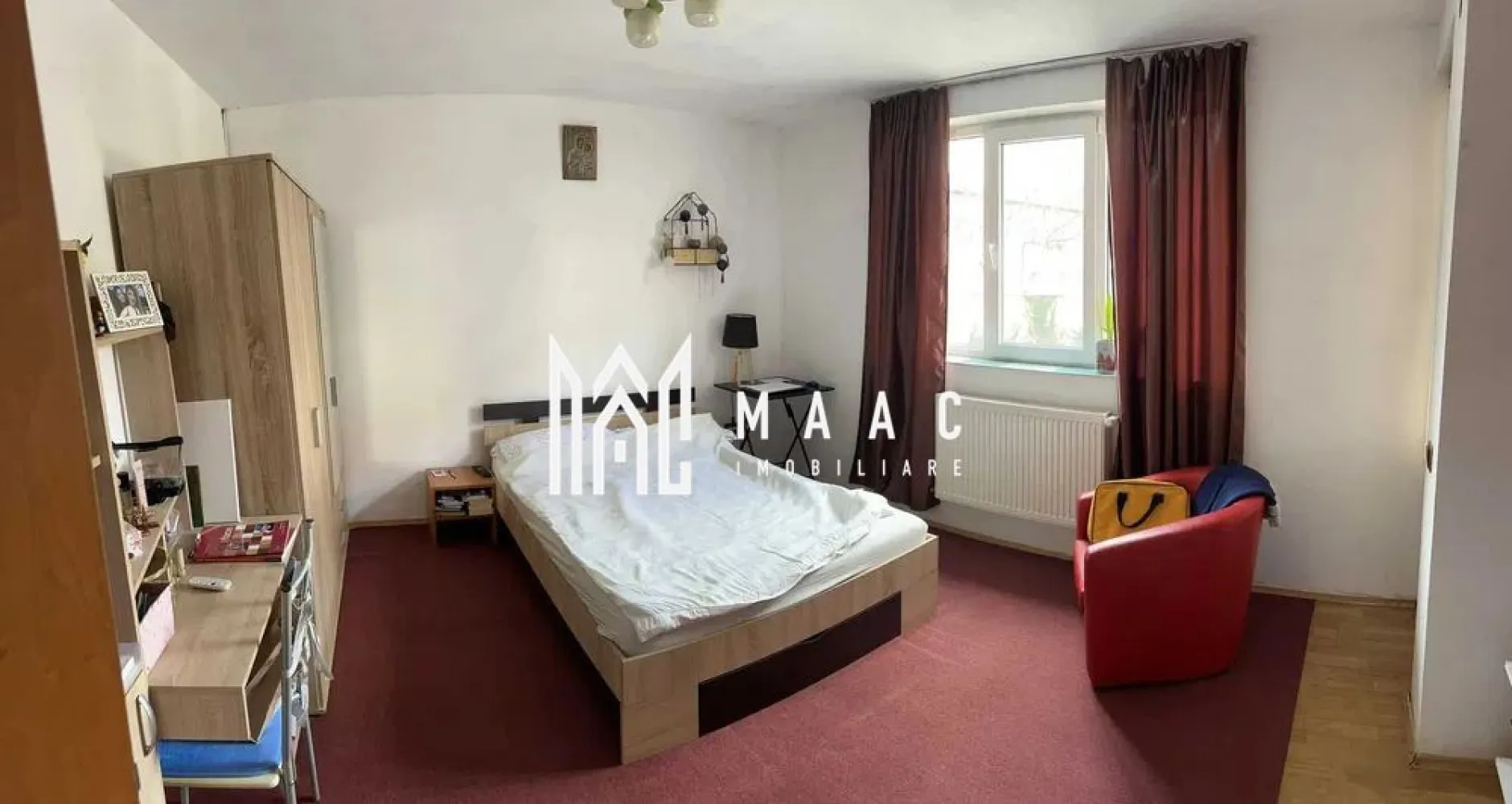 Apartament 3 Camere | Parter 59mpu | 1 Balcoane | 1 Terasa - MAAC Imobiliare vă propune spre vânzare un apartament cu 3 camere decomandate, situat în Sibiu, zona Supeco - Cireșica, într-un cartier liniștit și bine conectat la infrastructura orașului. Cu o suprafață utilă de 59 mp, locuința este amplasată la parter înalt, beneficiind de parcare subterană, fiind o opțiune ideală atât pentru locuință proprie, cât și pentru investiție imobiliară.

Apartamentul este decomandat și oferă o compartimentare practică, cu spații bine delimitate și funcționale, potrivite pentru o familie, un cuplu sau pentru amenajarea unui birou de acasă.

Compartimentare și dotări:
-Hol generos la intrare, cu posibilitate de organizare eficientă a spațiilor de depozitare
-2 dormitoare spațioase și luminoase, fiecare cu balcon propriu
-Al treilea dormitor, ideal pentru birou, cameră de copil sau dressing
-Bucătărie separată
-Baie cu fereastră și cadă, ce asigură lumină naturală și aerisire optimă

Încălzirea și apa caldă sunt asigurate prin centrală de bloc, oferind costuri reduse și eficiență energetică. La subsol se află parcare subterană, iar accesul în curte este securizat cu barieră. Imobilul este bine întreținut, cu vecini liniștiți, ceea ce contribuie la un mediu rezidențial confortabil.

Zona Supeco - Cireșica este apreciată pentru accesul rapid către centrul orașului Sibiu, infrastructura dezvoltată și apropierea de magazine, școli, grădinițe, farmacii și mijloace de transport în comun.

Pentru mai multe detalii, vă rugăm să precizați telefonic că ați văzut anunțul cu CP3070566.