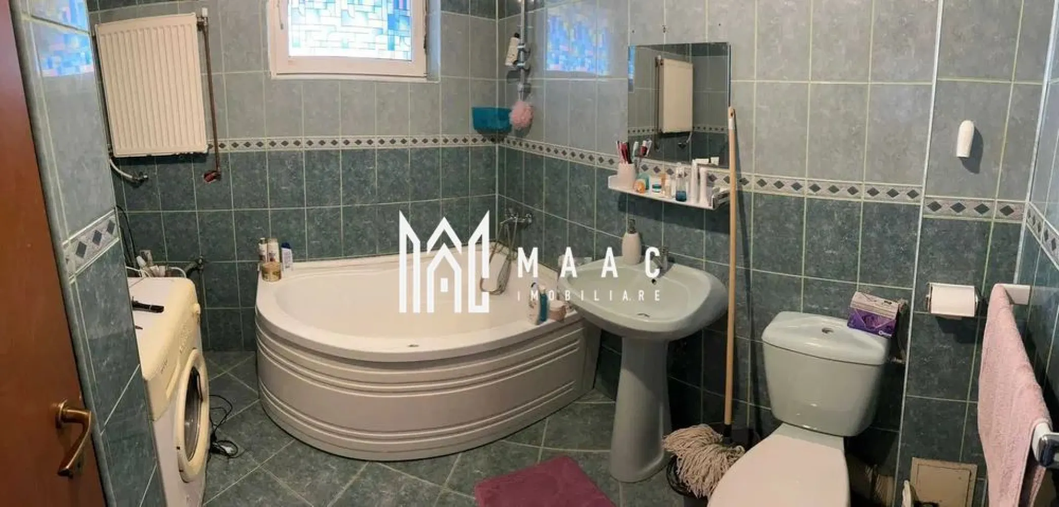 Apartament 3 Camere | Parter 59mpu | 1 Balcoane | 1 Terasa - MAAC Imobiliare vă propune spre vânzare un apartament cu 3 camere decomandate, situat în Sibiu, zona Supeco - Cireșica, într-un cartier liniștit și bine conectat la infrastructura orașului. Cu o suprafață utilă de 59 mp, locuința este amplasată la parter înalt, beneficiind de parcare subterană, fiind o opțiune ideală atât pentru locuință proprie, cât și pentru investiție imobiliară.

Apartamentul este decomandat și oferă o compartimentare practică, cu spații bine delimitate și funcționale, potrivite pentru o familie, un cuplu sau pentru amenajarea unui birou de acasă.

Compartimentare și dotări:
-Hol generos la intrare, cu posibilitate de organizare eficientă a spațiilor de depozitare
-2 dormitoare spațioase și luminoase, fiecare cu balcon propriu
-Al treilea dormitor, ideal pentru birou, cameră de copil sau dressing
-Bucătărie separată
-Baie cu fereastră și cadă, ce asigură lumină naturală și aerisire optimă

Încălzirea și apa caldă sunt asigurate prin centrală de bloc, oferind costuri reduse și eficiență energetică. La subsol se află parcare subterană, iar accesul în curte este securizat cu barieră. Imobilul este bine întreținut, cu vecini liniștiți, ceea ce contribuie la un mediu rezidențial confortabil.

Zona Supeco - Cireșica este apreciată pentru accesul rapid către centrul orașului Sibiu, infrastructura dezvoltată și apropierea de magazine, școli, grădinițe, farmacii și mijloace de transport în comun.

Pentru mai multe detalii, vă rugăm să precizați telefonic că ați văzut anunțul cu CP3070566.