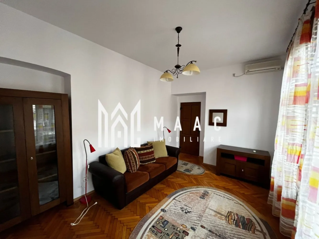 Apartament 2 camere I 64MPU I Zona Ultracentral - MAAC Imobiliare vă propune spre închiriere un apartament cu 2 camere situat în zona ultracentrală din Sibiu!

Acest apartament cu 2 camere, situat la etajul 1 al unui imobil cu 2 niveluri, oferă un spațiu de 64 mp utili ideal pentru un stil de viață modern și elegant. 

Caracteristici principale:

Număr băi: 1

Confort: Lux

Încălzire: Centrală proprie cu calorifere eficiente

Amenajare străzi: Asfaltate, iluminat stradal

Dotări și facilități: 

Bucătărie: Mobilată și utilată complet

Climatizare: Aer condiționat pentru confort sporit

Acces internet: Cablu & Wireless

Ferestre: Geam termopan (PVC) cu jaluzele verticale

Uși: Ușă de intrare metalică, uși interioare PVC

Podele: Gresie și parchet 

Pentru mai multe detalii specificatii telefonic ca ati vazut anuntul cu ID:CP2494628