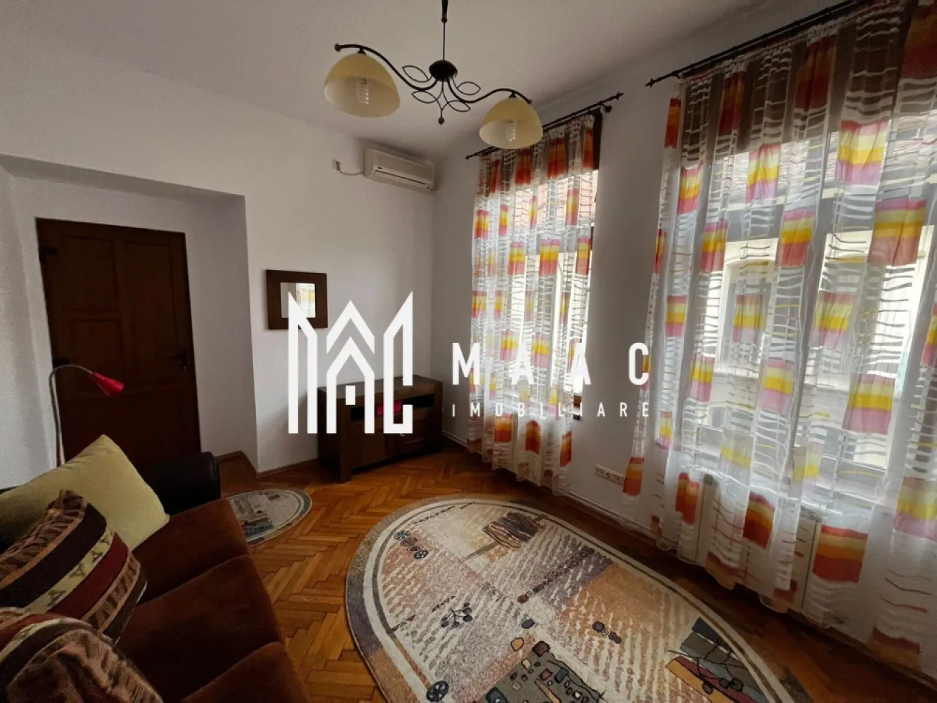 Apartament 2 camere I 64MPU I Zona Ultracentral - MAAC Imobiliare vă propune spre închiriere un apartament cu 2 camere situat în zona ultracentrală din Sibiu!

Acest apartament cu 2 camere, situat la etajul 1 al unui imobil cu 2 niveluri, oferă un spațiu de 64 mp utili ideal pentru un stil de viață modern și elegant. 

Caracteristici principale:

Număr băi: 1

Confort: Lux

Încălzire: Centrală proprie cu calorifere eficiente

Amenajare străzi: Asfaltate, iluminat stradal

Dotări și facilități: 

Bucătărie: Mobilată și utilată complet

Climatizare: Aer condiționat pentru confort sporit

Acces internet: Cablu & Wireless

Ferestre: Geam termopan (PVC) cu jaluzele verticale

Uși: Ușă de intrare metalică, uși interioare PVC

Podele: Gresie și parchet 

Pentru mai multe detalii specificatii telefonic ca ati vazut anuntul cu ID:CP2494628
