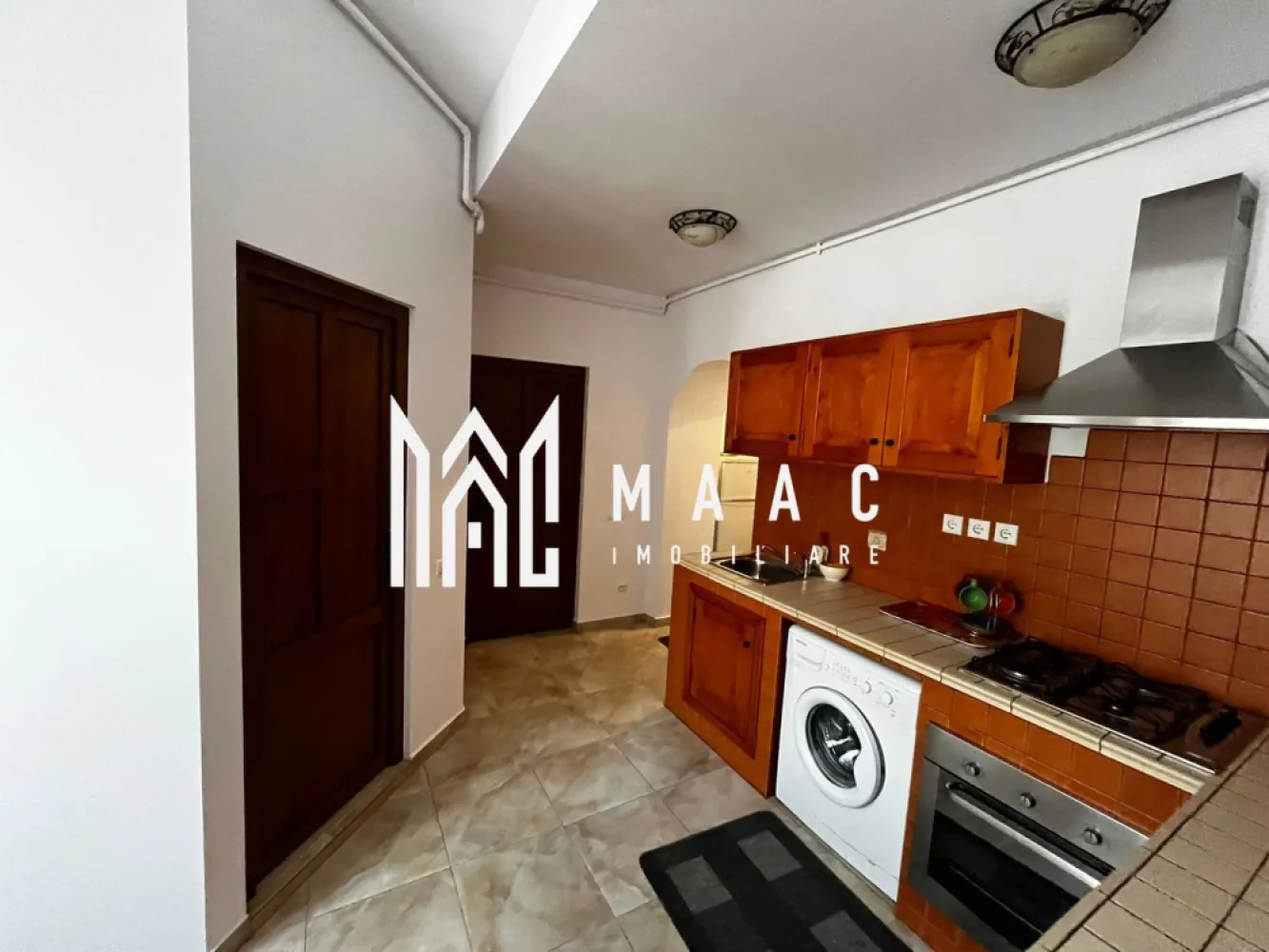 Apartament 2 camere I 64MPU I Zona Ultracentral - MAAC Imobiliare vă propune spre închiriere un apartament cu 2 camere situat în zona ultracentrală din Sibiu!

Acest apartament cu 2 camere, situat la etajul 1 al unui imobil cu 2 niveluri, oferă un spațiu de 64 mp utili ideal pentru un stil de viață modern și elegant. 

Caracteristici principale:

Număr băi: 1

Confort: Lux

Încălzire: Centrală proprie cu calorifere eficiente

Amenajare străzi: Asfaltate, iluminat stradal

Dotări și facilități: 

Bucătărie: Mobilată și utilată complet

Climatizare: Aer condiționat pentru confort sporit

Acces internet: Cablu & Wireless

Ferestre: Geam termopan (PVC) cu jaluzele verticale

Uși: Ușă de intrare metalică, uși interioare PVC

Podele: Gresie și parchet 

Pentru mai multe detalii specificatii telefonic ca ati vazut anuntul cu ID:CP2494628