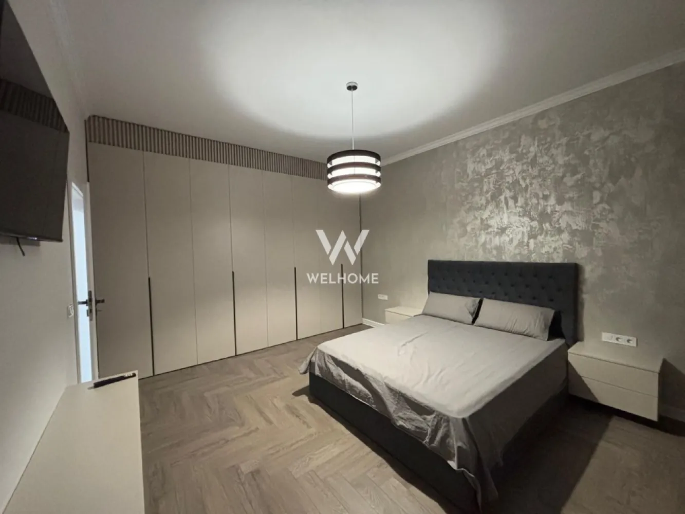 Apartament 3 camere modern NOU - str. Aleea Streiu, Sibiu - Apartament elegant cu 3 camere, situat la etajul 2 din 4 al unui imobil modern, prevăzut cu două lifturi, ce oferă un standard ridicat de confort și funcționalitate.

 Suprafață utilă: 60 mp + balcon 9 mp
 Se afla la etajul 2 din 4 al unui bloc construit in anul 2023.
 Compartimentare optimă:
- hol de acces bine organizat
- living luminos cu bucătărie open-space
- două dormitoare spațioase, amenajate inteligent, cu multiple spații de depozitare
- baie modernă, prevăzută cu fereastră pentru ventilație naturală
 - terasă generoasă, ideală pentru relaxare
 Proprietatea se vinde complet mobilată și utilată, exact ca în prezentare, beneficiind de finisaje premium și mobilier de înaltă calitate, toate fiind noi.
 Amplasare bună, într-o zonă bine conectată:
- acces rapid către centre comerciale (Profi, Penny, Kaufland – la 2–3 minute)
- proximitate față de mijloace de transport în comun
- în apropiere de școli și grădinițe
 Ideal atât pentru locuință personală, cât și pentru investiție, datorită poziționării și calității imobilului.
 Loc de parcare.
Mutare IMEDIATĂ!

Pret: 159.900 Euro 
Telefon: 0747.639.802