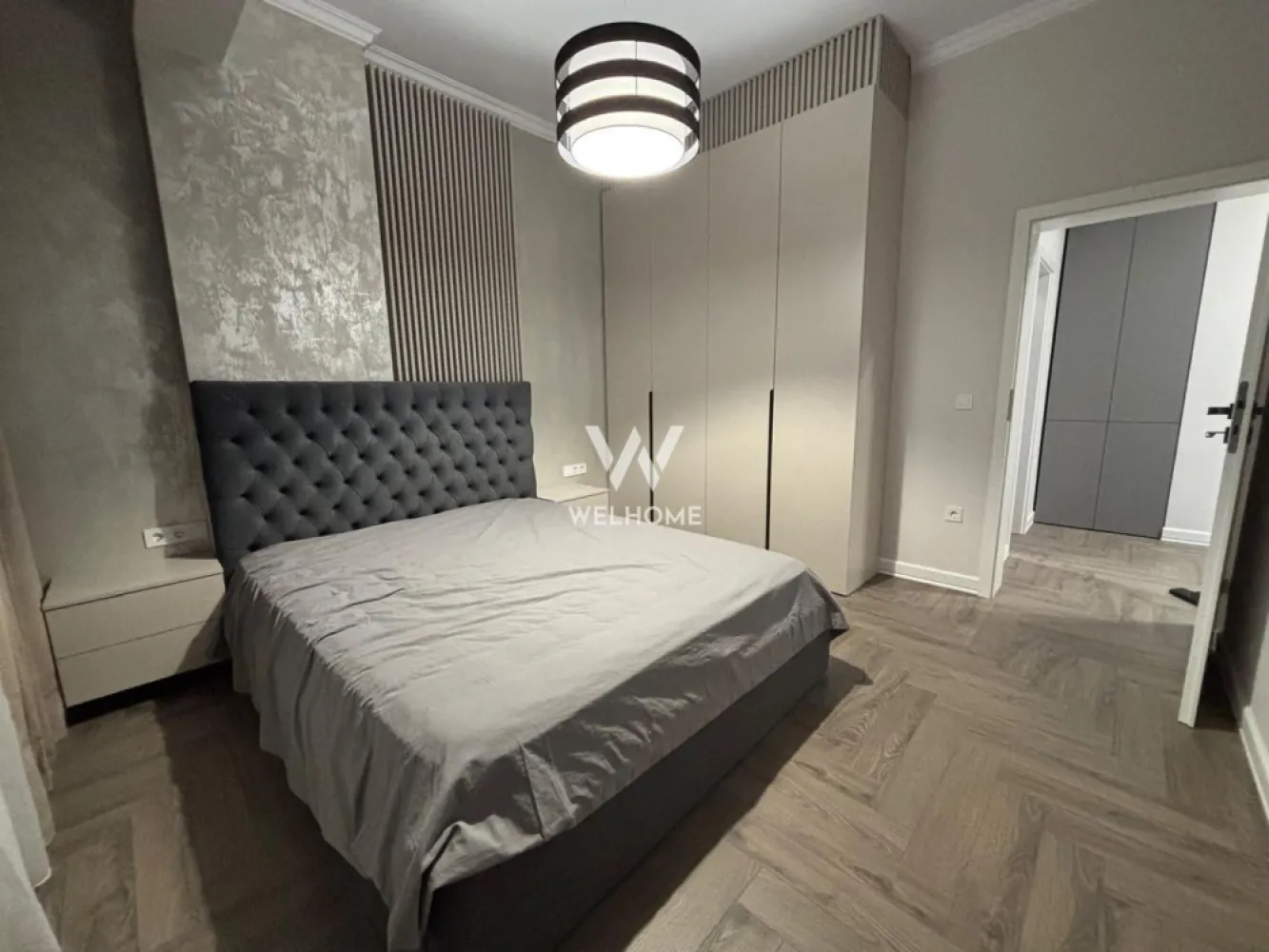 Apartament 3 camere modern NOU - str. Aleea Streiu, Sibiu - Apartament elegant cu 3 camere, situat la etajul 2 din 4 al unui imobil modern, prevăzut cu două lifturi, ce oferă un standard ridicat de confort și funcționalitate.

 Suprafață utilă: 60 mp + balcon 9 mp
 Se afla la etajul 2 din 4 al unui bloc construit in anul 2023.
 Compartimentare optimă:
- hol de acces bine organizat
- living luminos cu bucătărie open-space
- două dormitoare spațioase, amenajate inteligent, cu multiple spații de depozitare
- baie modernă, prevăzută cu fereastră pentru ventilație naturală
 - terasă generoasă, ideală pentru relaxare
 Proprietatea se vinde complet mobilată și utilată, exact ca în prezentare, beneficiind de finisaje premium și mobilier de înaltă calitate, toate fiind noi.
 Amplasare bună, într-o zonă bine conectată:
- acces rapid către centre comerciale (Profi, Penny, Kaufland – la 2–3 minute)
- proximitate față de mijloace de transport în comun
- în apropiere de școli și grădinițe
 Ideal atât pentru locuință personală, cât și pentru investiție, datorită poziționării și calității imobilului.
 Loc de parcare.
Mutare IMEDIATĂ!

Pret: 159.900 Euro 
Telefon: 0747.639.802