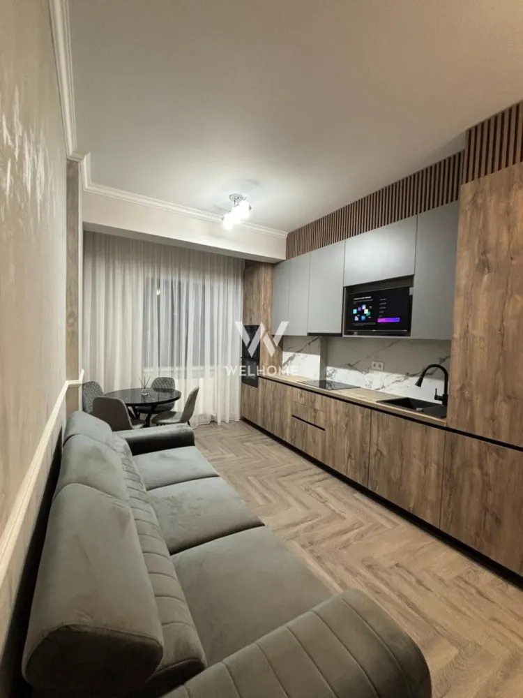 Apartament 3 camere modern NOU - str. Aleea Streiu, Sibiu - Apartament elegant cu 3 camere, situat la etajul 2 din 4 al unui imobil modern, prevăzut cu două lifturi, ce oferă un standard ridicat de confort și funcționalitate.

 Suprafață utilă: 60 mp + balcon 9 mp
 Se afla la etajul 2 din 4 al unui bloc construit in anul 2023.
 Compartimentare optimă:
- hol de acces bine organizat
- living luminos cu bucătărie open-space
- două dormitoare spațioase, amenajate inteligent, cu multiple spații de depozitare
- baie modernă, prevăzută cu fereastră pentru ventilație naturală
 - terasă generoasă, ideală pentru relaxare
 Proprietatea se vinde complet mobilată și utilată, exact ca în prezentare, beneficiind de finisaje premium și mobilier de înaltă calitate, toate fiind noi.
 Amplasare bună, într-o zonă bine conectată:
- acces rapid către centre comerciale (Profi, Penny, Kaufland – la 2–3 minute)
- proximitate față de mijloace de transport în comun
- în apropiere de școli și grădinițe
 Ideal atât pentru locuință personală, cât și pentru investiție, datorită poziționării și calității imobilului.
 Loc de parcare.
Mutare IMEDIATĂ!

Pret: 159.900 Euro 
Telefon: 0747.639.802