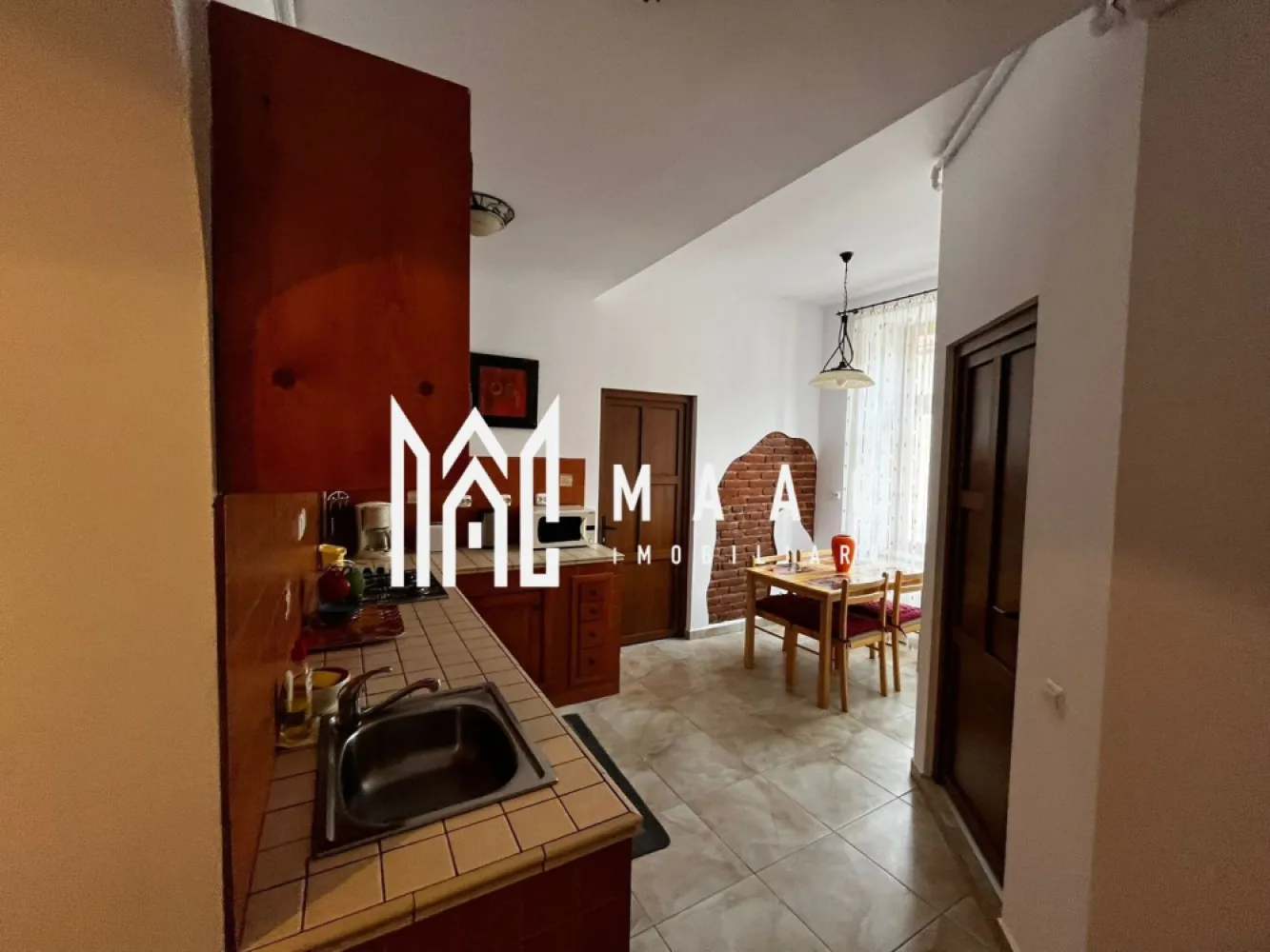 Apartament 2 camere I 64MPU I Zona Ultracentral - MAAC Imobiliare vă propune spre închiriere un apartament cu 2 camere situat în zona ultracentrală din Sibiu!

Acest apartament cu 2 camere, situat la etajul 1 al unui imobil cu 2 niveluri, oferă un spațiu de 64 mp utili ideal pentru un stil de viață modern și elegant. 

Caracteristici principale:

Număr băi: 1

Confort: Lux

Încălzire: Centrală proprie cu calorifere eficiente

Amenajare străzi: Asfaltate, iluminat stradal

Dotări și facilități: 

Bucătărie: Mobilată și utilată complet

Climatizare: Aer condiționat pentru confort sporit

Acces internet: Cablu & Wireless

Ferestre: Geam termopan (PVC) cu jaluzele verticale

Uși: Ușă de intrare metalică, uși interioare PVC

Podele: Gresie și parchet 

Pentru mai multe detalii specificatii telefonic ca ati vazut anuntul cu ID:CP2494628