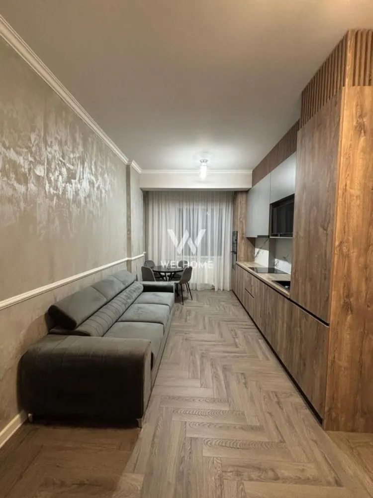 Apartament 3 camere modern NOU - str. Aleea Streiu, Sibiu - Apartament elegant cu 3 camere, situat la etajul 2 din 4 al unui imobil modern, prevăzut cu două lifturi, ce oferă un standard ridicat de confort și funcționalitate.

 Suprafață utilă: 60 mp + balcon 9 mp
 Se afla la etajul 2 din 4 al unui bloc construit in anul 2023.
 Compartimentare optimă:
- hol de acces bine organizat
- living luminos cu bucătărie open-space
- două dormitoare spațioase, amenajate inteligent, cu multiple spații de depozitare
- baie modernă, prevăzută cu fereastră pentru ventilație naturală
 - terasă generoasă, ideală pentru relaxare
 Proprietatea se vinde complet mobilată și utilată, exact ca în prezentare, beneficiind de finisaje premium și mobilier de înaltă calitate, toate fiind noi.
 Amplasare bună, într-o zonă bine conectată:
- acces rapid către centre comerciale (Profi, Penny, Kaufland – la 2–3 minute)
- proximitate față de mijloace de transport în comun
- în apropiere de școli și grădinițe
 Ideal atât pentru locuință personală, cât și pentru investiție, datorită poziționării și calității imobilului.
 Loc de parcare.
Mutare IMEDIATĂ!

Pret: 159.900 Euro 
Telefon: 0747.639.802
