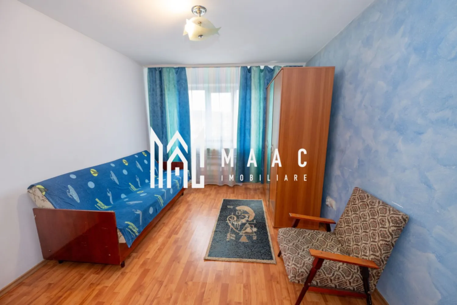Apartament 2 camere Ostroveni | 59MP | Centrala Termica - MAAC Imobiliare va propune spre vanzare un apartament cu 2 camere, situat in Ostroveni la etajul 10 al unui Bloc P+10 cu acoperis recent schimbat. Este vorba despre un apartament cu 2 camere, confort 1, decomandat total, in suprafata totala de 59.5MP. Avand o suprafata generoasa, acesta are toate camerele spatioase cat si numeroase spatii de depozitare cu diverse functii. Pentru un confort termic sporit, incalzirea este realizata de catre o centrala termica pe gaz. Apartamentul prezinta imbunatatiri precum: -baie si bucatarie renovate -usi interioare si exterioara schimbate - geamuri de termopan -calorifere inlocuite Hidroizolatia a fost refacuta, fiind in garantie. Imobilul se propune spre vanzare complet mobilat si utilat conform fotografiilor. Compartimentare: -Total Decomandat 59,5 MP -Hol generos de 11.2 MP -Bucatarie 6,8MP -Baie cu geam 4.8MP -Dormitor 12.3MP -Living 16.6MP -Spatiu Birou 1.8MP -Debara 1MP -Balcon inchis in suprafata de 4.7MP id- CP2777148