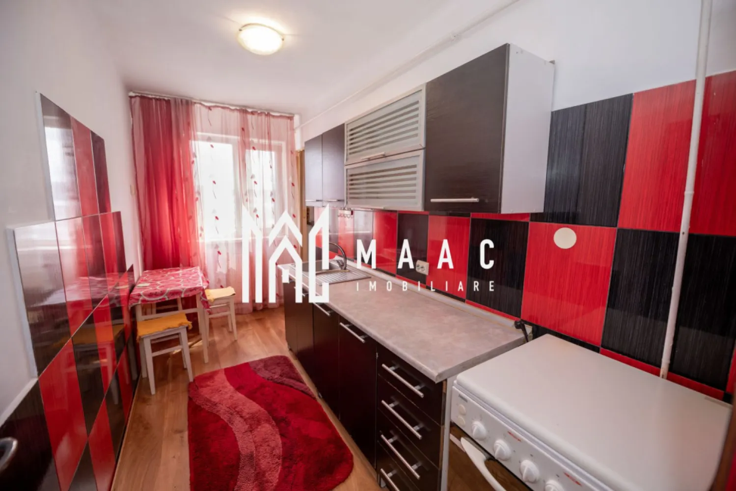 Apartament 2 camere Ostroveni | 59MP | Centrala Termica - MAAC Imobiliare va propune spre vanzare un apartament cu 2 camere, situat in Ostroveni la etajul 10 al unui Bloc P+10 cu acoperis recent schimbat. Este vorba despre un apartament cu 2 camere, confort 1, decomandat total, in suprafata totala de 59.5MP. Avand o suprafata generoasa, acesta are toate camerele spatioase cat si numeroase spatii de depozitare cu diverse functii. Pentru un confort termic sporit, incalzirea este realizata de catre o centrala termica pe gaz. Apartamentul prezinta imbunatatiri precum: -baie si bucatarie renovate -usi interioare si exterioara schimbate - geamuri de termopan -calorifere inlocuite Hidroizolatia a fost refacuta, fiind in garantie. Imobilul se propune spre vanzare complet mobilat si utilat conform fotografiilor. Compartimentare: -Total Decomandat 59,5 MP -Hol generos de 11.2 MP -Bucatarie 6,8MP -Baie cu geam 4.8MP -Dormitor 12.3MP -Living 16.6MP -Spatiu Birou 1.8MP -Debara 1MP -Balcon inchis in suprafata de 4.7MP id- CP2777148