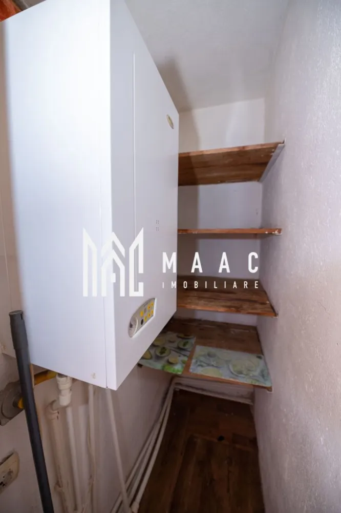 Apartament 2 camere Ostroveni | 59MP | Centrala Termica - MAAC Imobiliare va propune spre vanzare un apartament cu 2 camere, situat in Ostroveni la etajul 10 al unui Bloc P+10 cu acoperis recent schimbat. Este vorba despre un apartament cu 2 camere, confort 1, decomandat total, in suprafata totala de 59.5MP. Avand o suprafata generoasa, acesta are toate camerele spatioase cat si numeroase spatii de depozitare cu diverse functii. Pentru un confort termic sporit, incalzirea este realizata de catre o centrala termica pe gaz. Apartamentul prezinta imbunatatiri precum: -baie si bucatarie renovate -usi interioare si exterioara schimbate - geamuri de termopan -calorifere inlocuite Hidroizolatia a fost refacuta, fiind in garantie. Imobilul se propune spre vanzare complet mobilat si utilat conform fotografiilor. Compartimentare: -Total Decomandat 59,5 MP -Hol generos de 11.2 MP -Bucatarie 6,8MP -Baie cu geam 4.8MP -Dormitor 12.3MP -Living 16.6MP -Spatiu Birou 1.8MP -Debara 1MP -Balcon inchis in suprafata de 4.7MP id- CP2777148