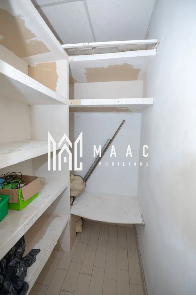 Apartament 2 camere Ostroveni | 59MP | Centrala Termica - MAAC Imobiliare va propune spre vanzare un apartament cu 2 camere, situat in Ostroveni la etajul 10 al unui Bloc P+10 cu acoperis recent schimbat. Este vorba despre un apartament cu 2 camere, confort 1, decomandat total, in suprafata totala de 59.5MP. Avand o suprafata generoasa, acesta are toate camerele spatioase cat si numeroase spatii de depozitare cu diverse functii. Pentru un confort termic sporit, incalzirea este realizata de catre o centrala termica pe gaz. Apartamentul prezinta imbunatatiri precum: -baie si bucatarie renovate -usi interioare si exterioara schimbate - geamuri de termopan -calorifere inlocuite Hidroizolatia a fost refacuta, fiind in garantie. Imobilul se propune spre vanzare complet mobilat si utilat conform fotografiilor. Compartimentare: -Total Decomandat 59,5 MP -Hol generos de 11.2 MP -Bucatarie 6,8MP -Baie cu geam 4.8MP -Dormitor 12.3MP -Living 16.6MP -Spatiu Birou 1.8MP -Debara 1MP -Balcon inchis in suprafata de 4.7MP id- CP2777148