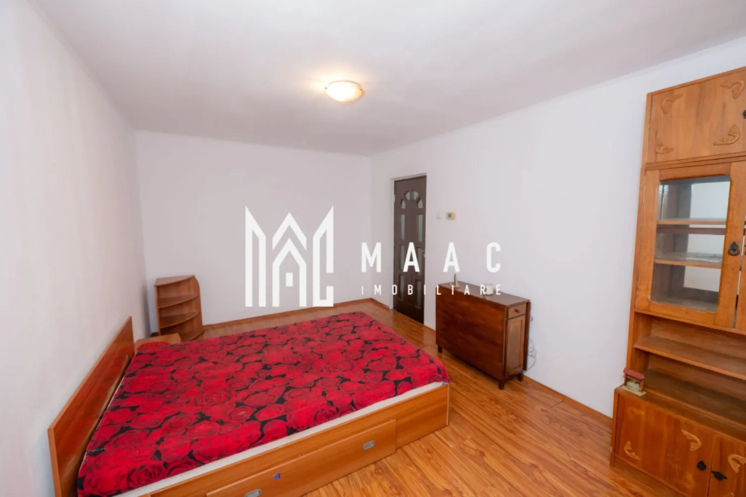 Apartament 2 camere Ostroveni | 59MP | Centrala Termica - MAAC Imobiliare va propune spre vanzare un apartament cu 2 camere, situat in Ostroveni la etajul 10 al unui Bloc P+10 cu acoperis recent schimbat. Este vorba despre un apartament cu 2 camere, confort 1, decomandat total, in suprafata totala de 59.5MP. Avand o suprafata generoasa, acesta are toate camerele spatioase cat si numeroase spatii de depozitare cu diverse functii. Pentru un confort termic sporit, incalzirea este realizata de catre o centrala termica pe gaz. Apartamentul prezinta imbunatatiri precum: -baie si bucatarie renovate -usi interioare si exterioara schimbate - geamuri de termopan -calorifere inlocuite Hidroizolatia a fost refacuta, fiind in garantie. Imobilul se propune spre vanzare complet mobilat si utilat conform fotografiilor. Compartimentare: -Total Decomandat 59,5 MP -Hol generos de 11.2 MP -Bucatarie 6,8MP -Baie cu geam 4.8MP -Dormitor 12.3MP -Living 16.6MP -Spatiu Birou 1.8MP -Debara 1MP -Balcon inchis in suprafata de 4.7MP id- CP2777148