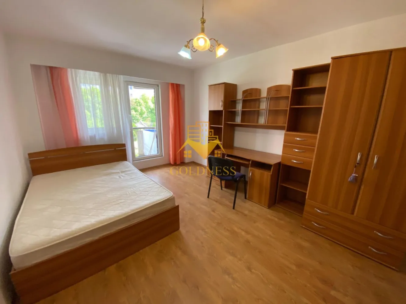 2 camere decomandate, balcon, Marasti, Zona Dorobantilor, OMV, Profi - GOLDNESS Imobiliare vă propune spre închiriere un apartament cu 2 camere complet mobilat și utilat, la etajul 2 într-un imobil de 7 etaje, în Cartierul Marasti.
Posibilitatea de a parca in zona
Se află în apropierea stațiilor de transport în comun, magazine, restaurante, spații verzi, farmacii, etc. 

Apartamentul este compartimentat astfel:
 - dormitor cu pat matrimonial, dulap, noptiere, birou
 - dormitor cu pat matrimonial, dresing, noptiere, birou
 - bucatarie complet utilată și mobilată, loc de servit masa 
 - baie cu cada, calorifer port prosop și dulap pentru depozitare.
 - balcon de 4 mp

Imobilul este dotat cu toate cele necesare- centrală proprie, frigider, aragaz, hotă, mașină de spălat haine, etc. 

Dacă sunteți interesați de acest apartament și doriți să îl vizionați, dar și pentru alte oferte nu ezitați să ne contactați telefonic sau prin e-mail. Vă stăm la dispoziție!
Pentru intermediere se percepe un comision de 50% din prețul chiriei!