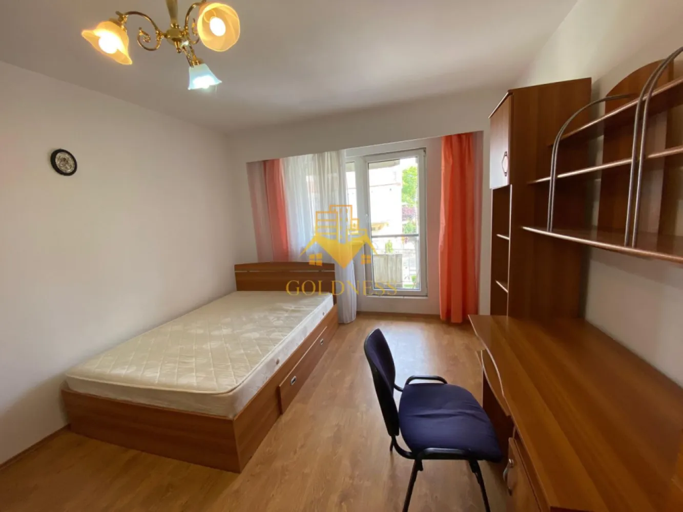 2 camere decomandate, balcon, Marasti, Zona Dorobantilor, OMV, Profi - GOLDNESS Imobiliare vă propune spre închiriere un apartament cu 2 camere complet mobilat și utilat, la etajul 2 într-un imobil de 7 etaje, în Cartierul Marasti.
Posibilitatea de a parca in zona
Se află în apropierea stațiilor de transport în comun, magazine, restaurante, spații verzi, farmacii, etc. 

Apartamentul este compartimentat astfel:
 - dormitor cu pat matrimonial, dulap, noptiere, birou
 - dormitor cu pat matrimonial, dresing, noptiere, birou
 - bucatarie complet utilată și mobilată, loc de servit masa 
 - baie cu cada, calorifer port prosop și dulap pentru depozitare.
 - balcon de 4 mp

Imobilul este dotat cu toate cele necesare- centrală proprie, frigider, aragaz, hotă, mașină de spălat haine, etc. 

Dacă sunteți interesați de acest apartament și doriți să îl vizionați, dar și pentru alte oferte nu ezitați să ne contactați telefonic sau prin e-mail. Vă stăm la dispoziție!
Pentru intermediere se percepe un comision de 50% din prețul chiriei!