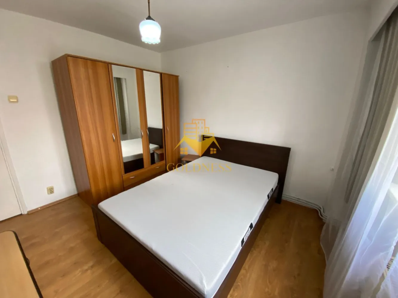 2 camere decomandate, balcon, Marasti, Zona Dorobantilor, OMV, Profi - GOLDNESS Imobiliare vă propune spre închiriere un apartament cu 2 camere complet mobilat și utilat, la etajul 2 într-un imobil de 7 etaje, în Cartierul Marasti.
Posibilitatea de a parca in zona
Se află în apropierea stațiilor de transport în comun, magazine, restaurante, spații verzi, farmacii, etc. 

Apartamentul este compartimentat astfel:
 - dormitor cu pat matrimonial, dulap, noptiere, birou
 - dormitor cu pat matrimonial, dresing, noptiere, birou
 - bucatarie complet utilată și mobilată, loc de servit masa 
 - baie cu cada, calorifer port prosop și dulap pentru depozitare.
 - balcon de 4 mp

Imobilul este dotat cu toate cele necesare- centrală proprie, frigider, aragaz, hotă, mașină de spălat haine, etc. 

Dacă sunteți interesați de acest apartament și doriți să îl vizionați, dar și pentru alte oferte nu ezitați să ne contactați telefonic sau prin e-mail. Vă stăm la dispoziție!
Pentru intermediere se percepe un comision de 50% din prețul chiriei!