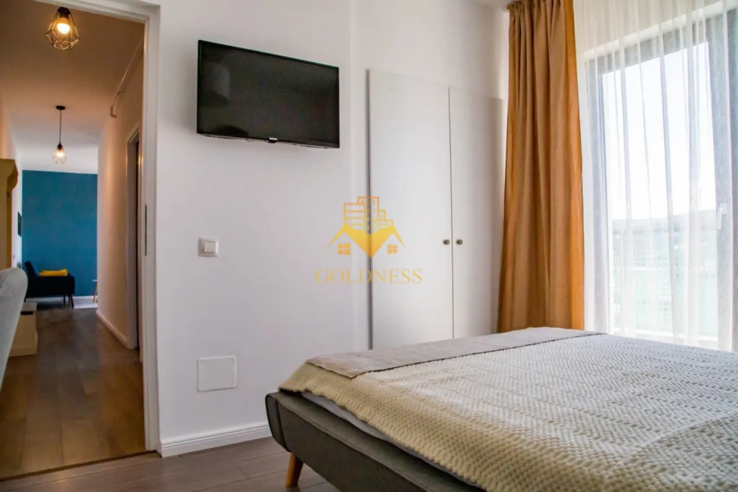 3 Camere Openspace, Marasti, Parcare, Modern, Kaufland, Zona fabricii. - GOLDNESS Imobiliare vă propune spre închiriere un apartament cu 3 camere complet mobilat și utilat, la etajul 4 într-un imobil de 6 etaje,in Cartierul Marasti!
Parcare subterana inclusa!
Se află în apropierea stațiilor de transport în comun, magazine, restaurante, spații verzi, farmacii, etc. 

Apartamentul este compartimentat astfel:
 - dormitor cu pat matrimonial, dressing, noptiere
 - dormitor cu pat matrimonial, dressing, noptiere
 - living cu bucatarie open space complet utilată și mobilată, loc de servit masa, iesire pe terasa.
 - baie cu dus walk-in, calorifer port prosop și dulap pentru depozitare.
 - terasa de 20 mp.

Imobilul este dotat cu toate cele necesare- centrală proprie, frigider, aragaz, hotă, mașină de spălat haine, etc. 

Dacă sunteți interesați de acest apartament și doriți să îl vizionați, dar și pentru alte oferte nu ezitați să ne contactați telefonic sau prin e-mail. Vă stăm la dispoziție!
Pentru intermediere se percepe un comision de 50% din prețul chiriei!