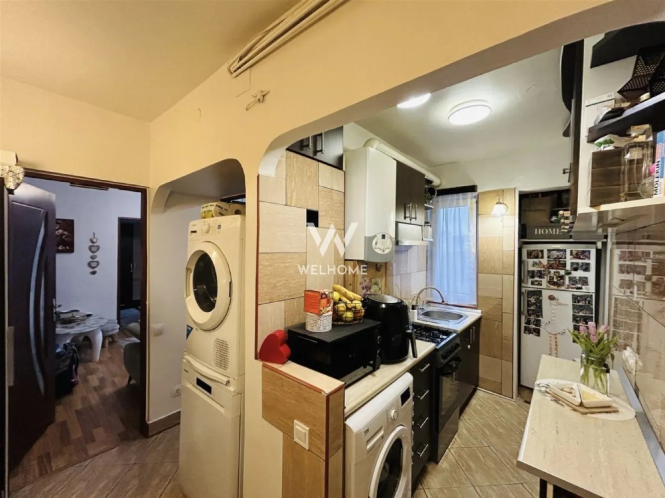 Apartament la cheie, Vasile Aaron, boxa la subsol, liber de sarcini - Apartament 2 camere de vânzare în Sibiu – mobilat și utilat – Vasile Aaron

Agentia Imobiliara Welhome ofera spre vânzare un apartament cu 2 camere, situat în cartierul Vasile Aaron – o zonă bine dezvoltată, cu acces facil către toate punctele de interes din oraș.

Detalii principale
- etaj: 4 din 5
- suprafață utilă: 37 mp
- compartimentare: tip vagon

Compartimentare: hol de acces, bucătărie separată, living, dormitor, baie cu geam

Avantaje
- complet mobilat și utilat
- boxă la subsol pentru depozitare
- compartimentare practică
- liber de sarcini
- disponibil imediat
- ideal pentru investiție sau locuință proprie

Stadiu de predare

Apartamentul se predă exact ca în fotografii, complet mobilat și utilat, fiind pregătit pentru mutare imediată. Este intabulat și poate fi achiziționat atât din surse proprii, cât și prin credit bancar.

Locație: Imobilul este amplasat în cartierul Vasile Aaron, o zonă cu acces rapid către:

- magazine și supermarketuri
- școli și grădinițe
- farmacii
- mijloace de transport în comun

Accesul către proprietate este complet amenajat, cu străzi asfaltate și iluminat public.