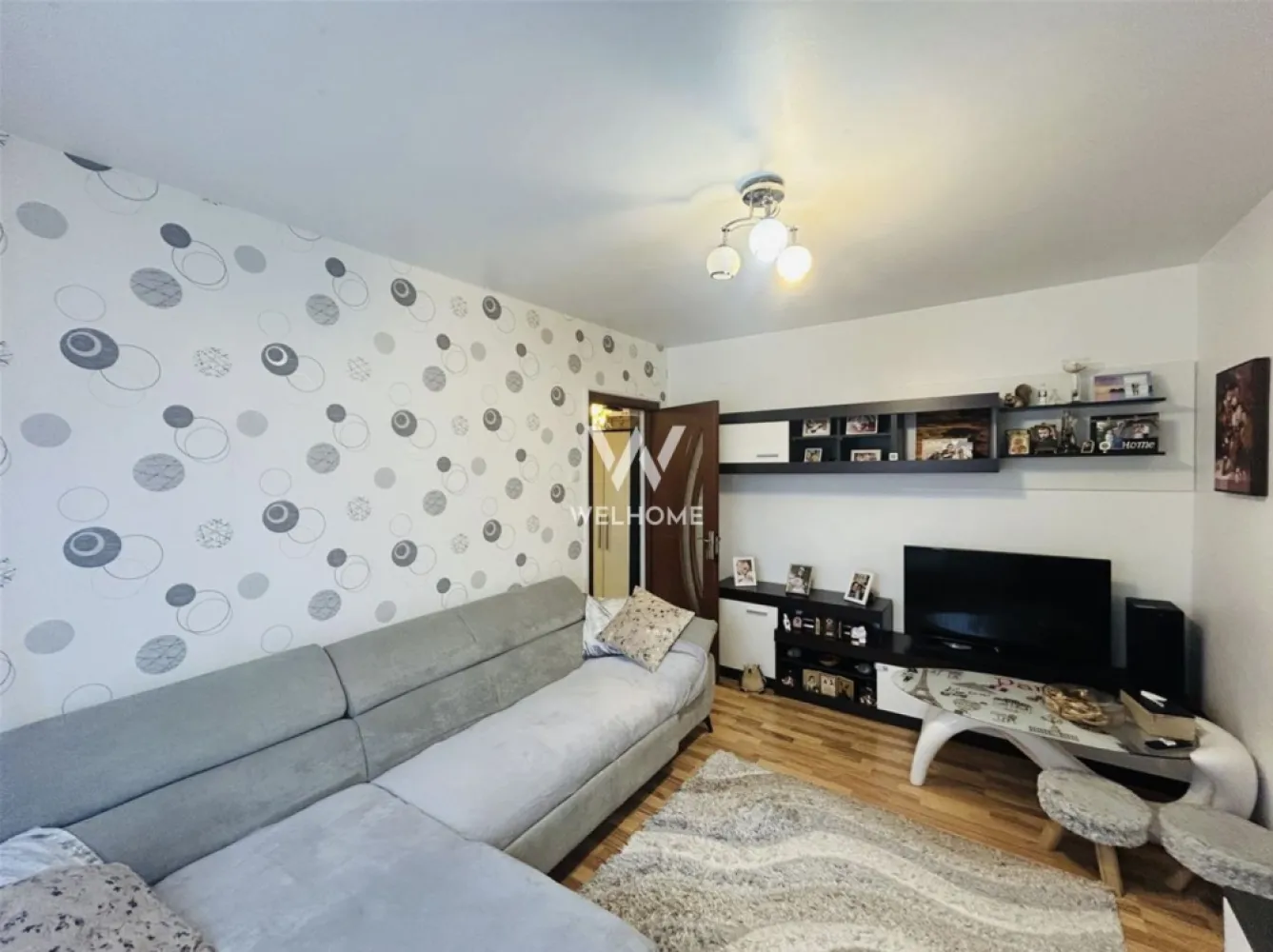 Apartament la cheie, Vasile Aaron, boxa la subsol, liber de sarcini - Apartament 2 camere de vânzare în Sibiu – mobilat și utilat – Vasile Aaron

Agentia Imobiliara Welhome ofera spre vânzare un apartament cu 2 camere, situat în cartierul Vasile Aaron – o zonă bine dezvoltată, cu acces facil către toate punctele de interes din oraș.

Detalii principale
- etaj: 4 din 5
- suprafață utilă: 37 mp
- compartimentare: tip vagon

Compartimentare: hol de acces, bucătărie separată, living, dormitor, baie cu geam

Avantaje
- complet mobilat și utilat
- boxă la subsol pentru depozitare
- compartimentare practică
- liber de sarcini
- disponibil imediat
- ideal pentru investiție sau locuință proprie

Stadiu de predare

Apartamentul se predă exact ca în fotografii, complet mobilat și utilat, fiind pregătit pentru mutare imediată. Este intabulat și poate fi achiziționat atât din surse proprii, cât și prin credit bancar.

Locație: Imobilul este amplasat în cartierul Vasile Aaron, o zonă cu acces rapid către:

- magazine și supermarketuri
- școli și grădinițe
- farmacii
- mijloace de transport în comun

Accesul către proprietate este complet amenajat, cu străzi asfaltate și iluminat public.