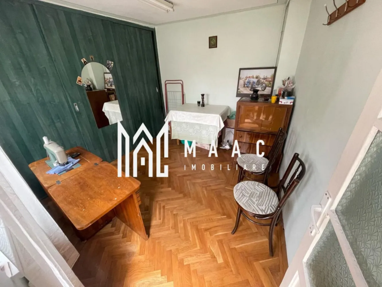 Casă 3 camere I Pivniță I Lazaret - MAAC Imobiliare oferă spre vânzare casă cu 3 camere în zona Lazaret, Sibiu

Dacă îți dorești o locuință cu potențial și un spațiu generos, această casă de 85 mp utili, cu un pod mansardabil și o teren de 150 mp, situată în zona Lazaret din Sibiu, este ideală pentru tine! Beneficiind de multiple avantaje și posibilități de extindere, această proprietate este perfectă pentru o familie sau ca investiție pe termen lung.

Detalii imobil:
Suprafață utilă: 85 mp
Suprafață teren: 150 mp

Compartimentare:
3 camere spațioase
1 baie
1 bucătărie
1 hol generos de intrare

Dotări:
Centrală proprie – pentru un confort termic ridicat
Pivniță – spațiu suplimentar de depozitare
Terasă exterioară – perfectă pentru relaxare în aer liber
Pod mansardabil – posibilitate de extindere a spațiului util
Intrare comună – cu acces separat pentru locuință

Casa se află într-o zonă liniștită și accesibilă, perfectă pentru o familie care își dorește să trăiască într-o locație confortabilă și aproape de facilități. Cu posibilitatea de a mansarda, locuința îți oferă un spațiu suplimentar care poate fi personalizat după preferințele tale.

Pentru mai multe detalii specificati ca ati vazut anuntul cu ID: CP2492780