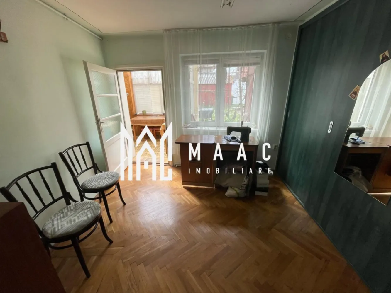 Casă 3 camere I Pivniță I Lazaret - MAAC Imobiliare oferă spre vânzare casă cu 3 camere în zona Lazaret, Sibiu

Dacă îți dorești o locuință cu potențial și un spațiu generos, această casă de 85 mp utili, cu un pod mansardabil și o teren de 150 mp, situată în zona Lazaret din Sibiu, este ideală pentru tine! Beneficiind de multiple avantaje și posibilități de extindere, această proprietate este perfectă pentru o familie sau ca investiție pe termen lung.

Detalii imobil:
Suprafață utilă: 85 mp
Suprafață teren: 150 mp

Compartimentare:
3 camere spațioase
1 baie
1 bucătărie
1 hol generos de intrare

Dotări:
Centrală proprie – pentru un confort termic ridicat
Pivniță – spațiu suplimentar de depozitare
Terasă exterioară – perfectă pentru relaxare în aer liber
Pod mansardabil – posibilitate de extindere a spațiului util
Intrare comună – cu acces separat pentru locuință

Casa se află într-o zonă liniștită și accesibilă, perfectă pentru o familie care își dorește să trăiască într-o locație confortabilă și aproape de facilități. Cu posibilitatea de a mansarda, locuința îți oferă un spațiu suplimentar care poate fi personalizat după preferințele tale.

Pentru mai multe detalii specificati ca ati vazut anuntul cu ID: CP2492780
