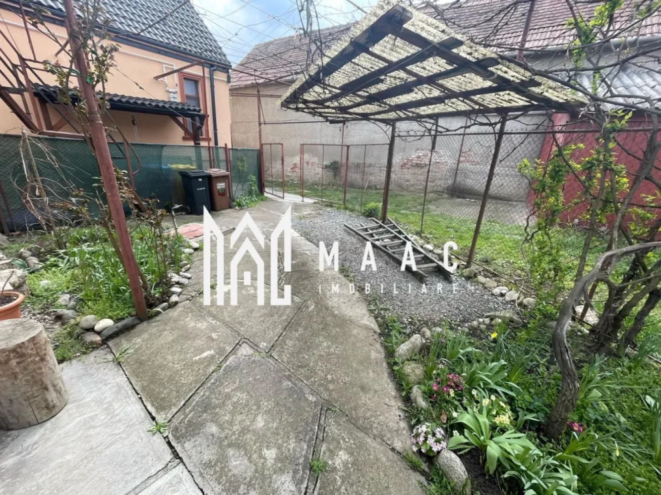 Casă 3 camere I Pivniță I Lazaret - MAAC Imobiliare oferă spre vânzare casă cu 3 camere în zona Lazaret, Sibiu

Dacă îți dorești o locuință cu potențial și un spațiu generos, această casă de 85 mp utili, cu un pod mansardabil și o teren de 150 mp, situată în zona Lazaret din Sibiu, este ideală pentru tine! Beneficiind de multiple avantaje și posibilități de extindere, această proprietate este perfectă pentru o familie sau ca investiție pe termen lung.

Detalii imobil:
Suprafață utilă: 85 mp
Suprafață teren: 150 mp

Compartimentare:
3 camere spațioase
1 baie
1 bucătărie
1 hol generos de intrare

Dotări:
Centrală proprie – pentru un confort termic ridicat
Pivniță – spațiu suplimentar de depozitare
Terasă exterioară – perfectă pentru relaxare în aer liber
Pod mansardabil – posibilitate de extindere a spațiului util
Intrare comună – cu acces separat pentru locuință

Casa se află într-o zonă liniștită și accesibilă, perfectă pentru o familie care își dorește să trăiască într-o locație confortabilă și aproape de facilități. Cu posibilitatea de a mansarda, locuința îți oferă un spațiu suplimentar care poate fi personalizat după preferințele tale.

Pentru mai multe detalii specificati ca ati vazut anuntul cu ID: CP2492780