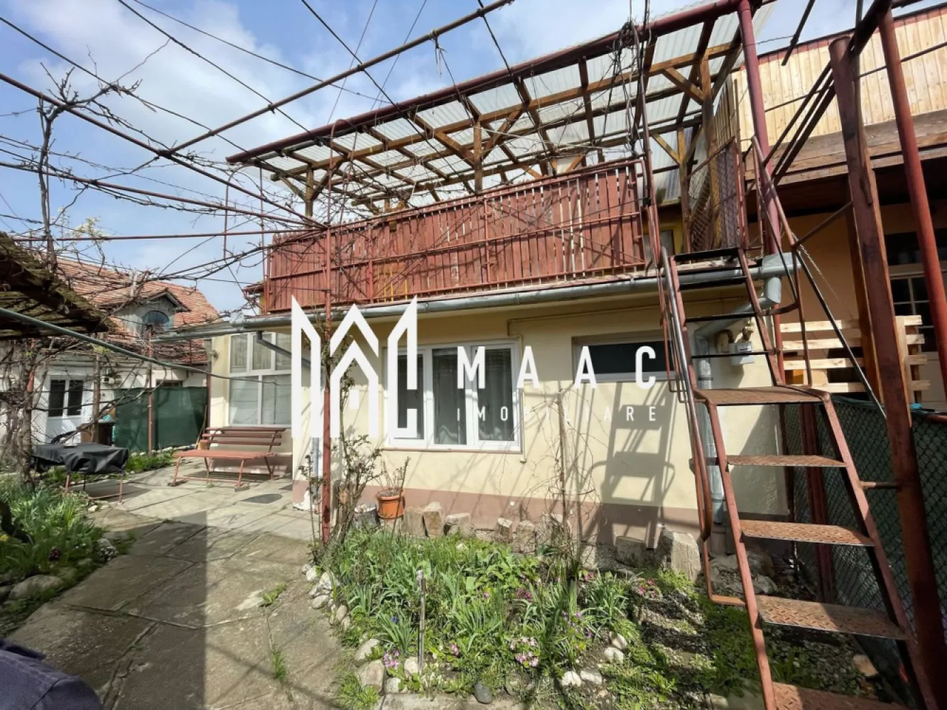 Casă 3 camere I Pivniță I Lazaret - MAAC Imobiliare oferă spre vânzare casă cu 3 camere în zona Lazaret, Sibiu

Dacă îți dorești o locuință cu potențial și un spațiu generos, această casă de 85 mp utili, cu un pod mansardabil și o teren de 150 mp, situată în zona Lazaret din Sibiu, este ideală pentru tine! Beneficiind de multiple avantaje și posibilități de extindere, această proprietate este perfectă pentru o familie sau ca investiție pe termen lung.

Detalii imobil:
Suprafață utilă: 85 mp
Suprafață teren: 150 mp

Compartimentare:
3 camere spațioase
1 baie
1 bucătărie
1 hol generos de intrare

Dotări:
Centrală proprie – pentru un confort termic ridicat
Pivniță – spațiu suplimentar de depozitare
Terasă exterioară – perfectă pentru relaxare în aer liber
Pod mansardabil – posibilitate de extindere a spațiului util
Intrare comună – cu acces separat pentru locuință

Casa se află într-o zonă liniștită și accesibilă, perfectă pentru o familie care își dorește să trăiască într-o locație confortabilă și aproape de facilități. Cu posibilitatea de a mansarda, locuința îți oferă un spațiu suplimentar care poate fi personalizat după preferințele tale.

Pentru mai multe detalii specificati ca ati vazut anuntul cu ID: CP2492780