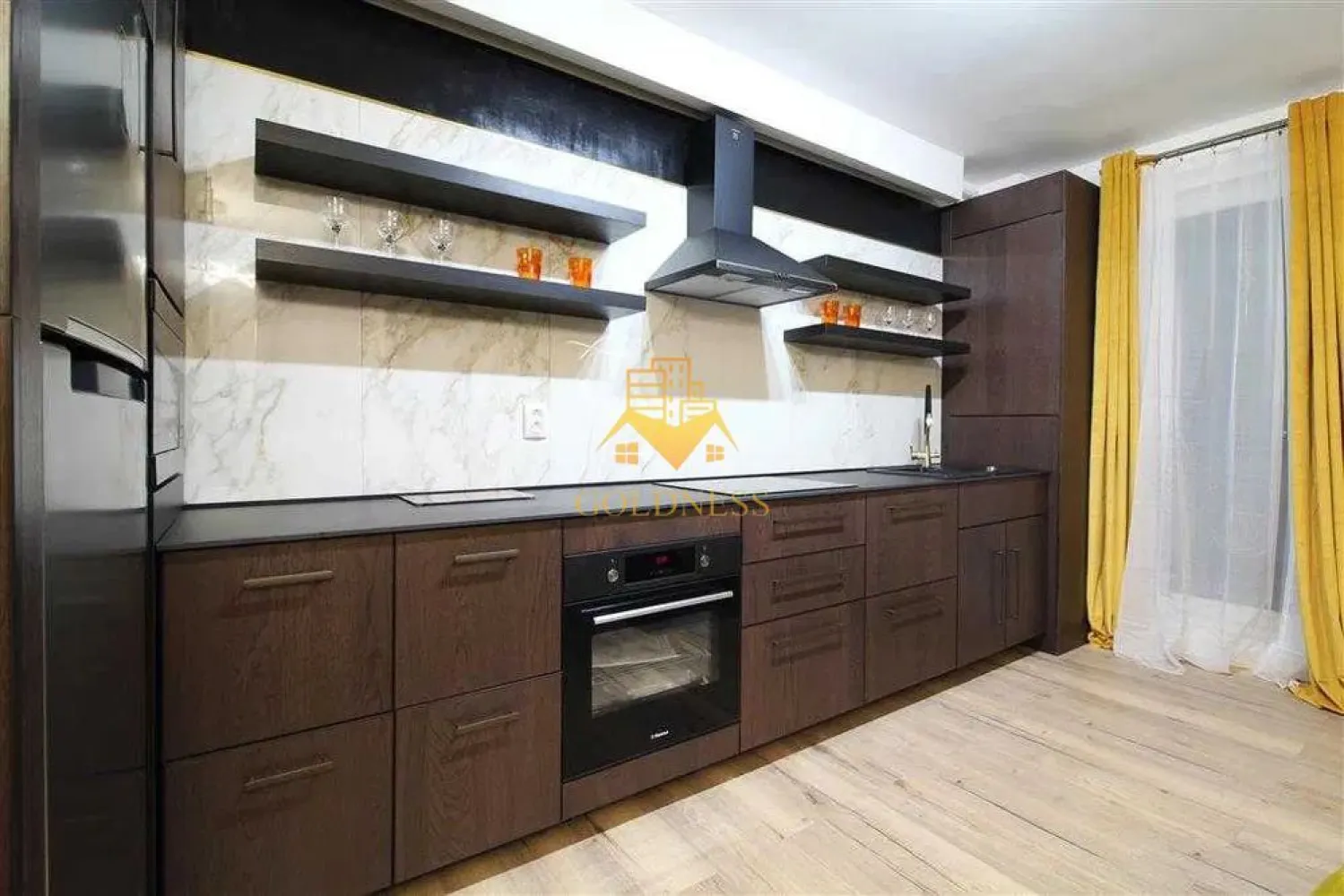 2 camere, Premium, terasa 25 mp, garaj, Zona Centrala, Bosch, NTT Data - GOLDNESS Imobiliare vă propune spre închiriere un apartament cu 2 camere complet mobilat și utilat, la etajul 5 într-un imobil de 6 etaje, în Zona Centrala .
Dispune de loc de parcare subterana inclusa in pret!
Se află în apropierea stațiilor de transport în comun, magazine, restaurante, spații verzi, farmacii, etc. 

Apartamentul este compartimentat astfel:
 - dormitor cu pat matrimonial, dressing, noptiere
 - living cu bucatarie open space complet utilată și mobilată, canapea extensibilă, loc de servit masa 
 - baie cu cabina de dus, calorifer port prosop și dulap pentru depozitare.
 - terasa de 25 mp.

Imobilul este dotat cu toate cele necesare- centrală proprie, frigider, aragaz, hotă, mașină de spălat haine, etc. 

Dacă sunteți interesați de acest apartament și doriți să îl vizionați, dar și pentru alte oferte nu ezitați să ne contactați telefonic sau prin e-mail. Vă stăm la dispoziție!

Pentru intermediere se percepe un comision de 50% din prețul chiriei!