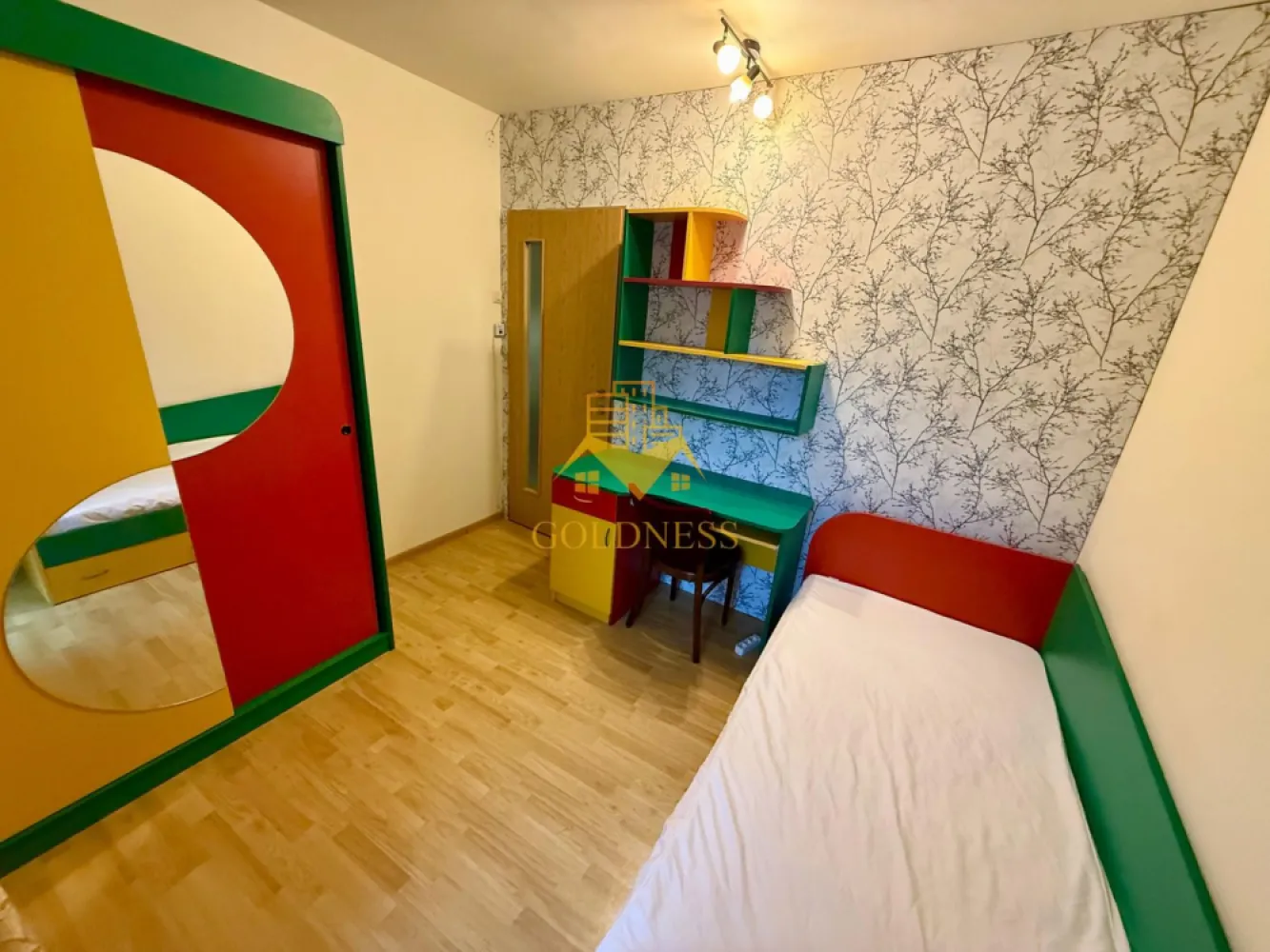 3 camere decomandate, Grigorescu, Fantanele, Profi, MOL, Pet Friendly - GOLDNESS Imobiliare vă propune spre închiriere un apartament cu 3 camere complet mobilat și utilat, la etajul 3 într-un imobil de 4 etaje, în Cartierul Grigorescu.
Se află în apropierea stațiilor de transport în comun, magazine, restaurante, spații verzi, farmacii, etc. 

Apartamentul este compartimentat astfel:
 - dormitor cu pat matrimonial, dulap, birou
 - dormitor cu pat matrimonial, dressing, birou
 - dormitor cu canapea extensibila, birou, dresing
 - bucatarie complet utilată și mobilată, loc de servit masa 
 - baie cu cada, calorifer port prosop și dulap pentru depozitare.
 - balcon de 4 mp.

Imobilul este dotat cu toate cele necesare- centrală proprie, frigider, aragaz, hotă, mașină de spălat haine, etc. 

Dacă sunteți interesați de acest apartament și doriți să îl vizionați, dar și pentru alte oferte nu ezitați să ne contactați telefonic sau prin e-mail. Vă stăm la dispoziție!
Pentru intermediere se percepe un comision de 50% din prețul chiriei!
