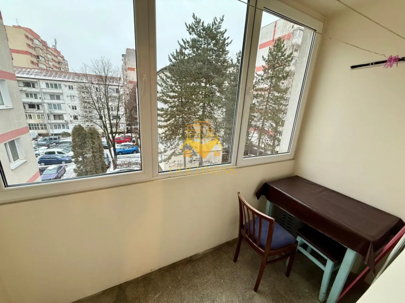 3 camere decomandate, Grigorescu, Fantanele, Profi, MOL, Pet Friendly - GOLDNESS Imobiliare vă propune spre închiriere un apartament cu 3 camere complet mobilat și utilat, la etajul 3 într-un imobil de 4 etaje, în Cartierul Grigorescu.
Se află în apropierea stațiilor de transport în comun, magazine, restaurante, spații verzi, farmacii, etc. 

Apartamentul este compartimentat astfel:
 - dormitor cu pat matrimonial, dulap, birou
 - dormitor cu pat matrimonial, dressing, birou
 - dormitor cu canapea extensibila, birou, dresing
 - bucatarie complet utilată și mobilată, loc de servit masa 
 - baie cu cada, calorifer port prosop și dulap pentru depozitare.
 - balcon de 4 mp.

Imobilul este dotat cu toate cele necesare- centrală proprie, frigider, aragaz, hotă, mașină de spălat haine, etc. 

Dacă sunteți interesați de acest apartament și doriți să îl vizionați, dar și pentru alte oferte nu ezitați să ne contactați telefonic sau prin e-mail. Vă stăm la dispoziție!
Pentru intermediere se percepe un comision de 50% din prețul chiriei!
