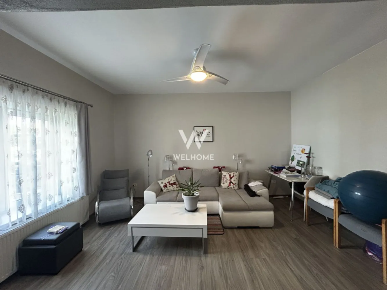Casa individuala in Lazaret, langa Hotel Hermanns, la cheie - Casă individuală de vânzare în Sibiu – zona Lazaret, reper Hotel Hermanns

Agenția imobiliară Welhome propune spre vânzare o casă individuală spațioasă, situată într-o zonă liniștită din cartierul Lazaret, cu acces facil către centrul orașului și principalele puncte de interes.

Proprietatea are o suprafață utilă de 260 mp și este amplasată pe un teren de 373 mp, oferind 8 camere și o compartimentare flexibilă, potrivită atât pentru locuință, cât și pentru investiție sau activități de birou.

Compartimentare:

Regim de înălțime: Subsol + Parter + Etaj + Mansardă
Subsol (aprox. 42,5 mp): Pivniță ideală pentru depozitare

Parter + Etaj (aprox. 170 mp):
Parter: Două intrări, Hol de acces, Living mare (poate fi compartimentat în două camere), Două băi
Etaj: Hol, Living, Două dormitoare, Bucătărie separată, Baie, Cameră tehnică

Mansardă (aprox. 47,5 mp): Hol, Două dormitoare, Spațiu open space (ideal pentru living cu bucătărie), Cămară, Baie

Avantaje:

Zonă liniștită, cu acces rapid către centrul orașului
Aproape de Promenada Mall, gară și alte puncte de interes
Școli, grădinițe, magazine și farmacii în apropiere
Curte proprie (zonă verde + curte pavată)
Acces auto în curte
Posibilitate de apartamentare sau recompartimentare
Ideală pentru locuință multifamilială, investiție sau birouri
Bucătărie separată, mobilată și utilată
4 băi
Posibilități de parcare în curte și pe stradă

Stadiu și predare:
Imobilul este intabulat și disponibil imediat. Se predă parțial mobilat și utilat și poate fi achiziționat atât din surse proprii, cât și prin credit bancar.

Locație:
Casa este situată în cartierul Lazaret, într-o zonă retrasă și liniștită, dar foarte bine conectată la oraș. Străzile sunt complet amenajate, iar zona beneficiază de iluminat public.

O proprietate potrivită pentru cei care caută spațiu generos, poziționare bună și multiple posibilități de intrebuintare.