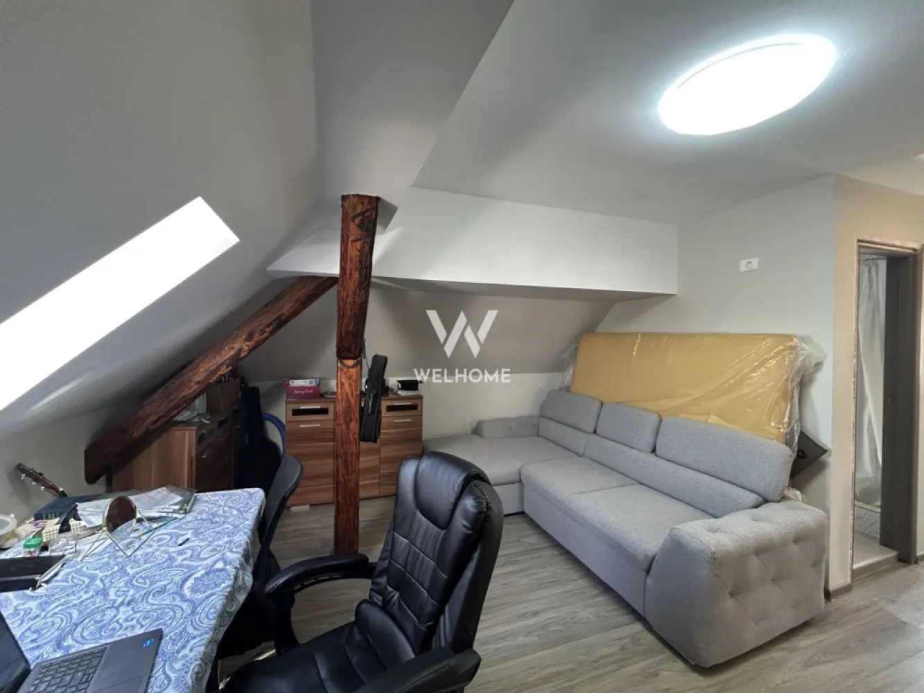 Casa individuala in Lazaret, langa Hotel Hermanns, la cheie - Casă individuală de vânzare în Sibiu – zona Lazaret, reper Hotel Hermanns

Agenția imobiliară Welhome propune spre vânzare o casă individuală spațioasă, situată într-o zonă liniștită din cartierul Lazaret, cu acces facil către centrul orașului și principalele puncte de interes.

Proprietatea are o suprafață utilă de 260 mp și este amplasată pe un teren de 373 mp, oferind 8 camere și o compartimentare flexibilă, potrivită atât pentru locuință, cât și pentru investiție sau activități de birou.

Compartimentare:

Regim de înălțime: Subsol + Parter + Etaj + Mansardă
Subsol (aprox. 42,5 mp): Pivniță ideală pentru depozitare

Parter + Etaj (aprox. 170 mp):
Parter: Două intrări, Hol de acces, Living mare (poate fi compartimentat în două camere), Două băi
Etaj: Hol, Living, Două dormitoare, Bucătărie separată, Baie, Cameră tehnică

Mansardă (aprox. 47,5 mp): Hol, Două dormitoare, Spațiu open space (ideal pentru living cu bucătărie), Cămară, Baie

Avantaje:

Zonă liniștită, cu acces rapid către centrul orașului
Aproape de Promenada Mall, gară și alte puncte de interes
Școli, grădinițe, magazine și farmacii în apropiere
Curte proprie (zonă verde + curte pavată)
Acces auto în curte
Posibilitate de apartamentare sau recompartimentare
Ideală pentru locuință multifamilială, investiție sau birouri
Bucătărie separată, mobilată și utilată
4 băi
Posibilități de parcare în curte și pe stradă

Stadiu și predare:
Imobilul este intabulat și disponibil imediat. Se predă parțial mobilat și utilat și poate fi achiziționat atât din surse proprii, cât și prin credit bancar.

Locație:
Casa este situată în cartierul Lazaret, într-o zonă retrasă și liniștită, dar foarte bine conectată la oraș. Străzile sunt complet amenajate, iar zona beneficiază de iluminat public.

O proprietate potrivită pentru cei care caută spațiu generos, poziționare bună și multiple posibilități de intrebuintare.
