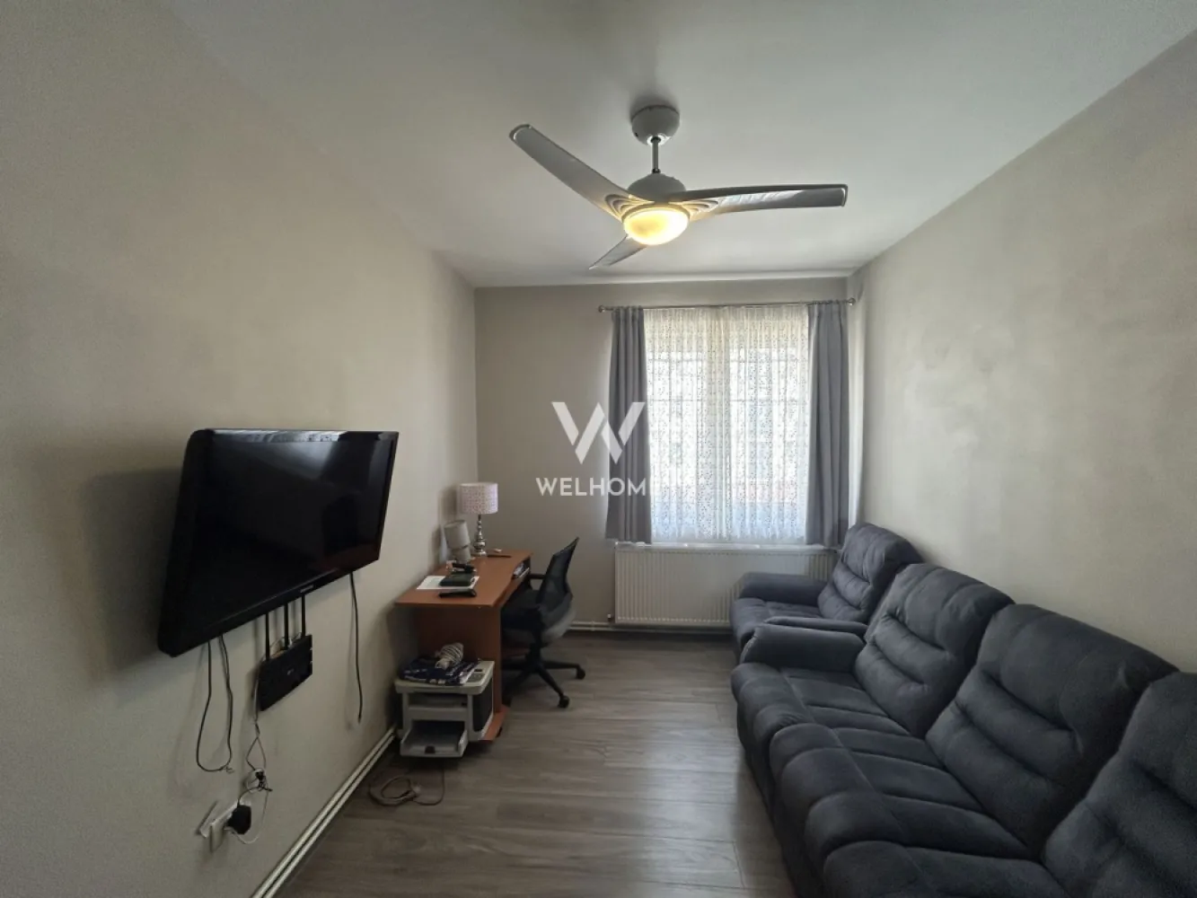 Casa individuala in Lazaret, langa Hotel Hermanns, la cheie - Casă individuală de vânzare în Sibiu – zona Lazaret, reper Hotel Hermanns

Agenția imobiliară Welhome propune spre vânzare o casă individuală spațioasă, situată într-o zonă liniștită din cartierul Lazaret, cu acces facil către centrul orașului și principalele puncte de interes.

Proprietatea are o suprafață utilă de 260 mp și este amplasată pe un teren de 373 mp, oferind 8 camere și o compartimentare flexibilă, potrivită atât pentru locuință, cât și pentru investiție sau activități de birou.

Compartimentare:

Regim de înălțime: Subsol + Parter + Etaj + Mansardă
Subsol (aprox. 42,5 mp): Pivniță ideală pentru depozitare

Parter + Etaj (aprox. 170 mp):
Parter: Două intrări, Hol de acces, Living mare (poate fi compartimentat în două camere), Două băi
Etaj: Hol, Living, Două dormitoare, Bucătărie separată, Baie, Cameră tehnică

Mansardă (aprox. 47,5 mp): Hol, Două dormitoare, Spațiu open space (ideal pentru living cu bucătărie), Cămară, Baie

Avantaje:

Zonă liniștită, cu acces rapid către centrul orașului
Aproape de Promenada Mall, gară și alte puncte de interes
Școli, grădinițe, magazine și farmacii în apropiere
Curte proprie (zonă verde + curte pavată)
Acces auto în curte
Posibilitate de apartamentare sau recompartimentare
Ideală pentru locuință multifamilială, investiție sau birouri
Bucătărie separată, mobilată și utilată
4 băi
Posibilități de parcare în curte și pe stradă

Stadiu și predare:
Imobilul este intabulat și disponibil imediat. Se predă parțial mobilat și utilat și poate fi achiziționat atât din surse proprii, cât și prin credit bancar.

Locație:
Casa este situată în cartierul Lazaret, într-o zonă retrasă și liniștită, dar foarte bine conectată la oraș. Străzile sunt complet amenajate, iar zona beneficiază de iluminat public.

O proprietate potrivită pentru cei care caută spațiu generos, poziționare bună și multiple posibilități de intrebuintare.