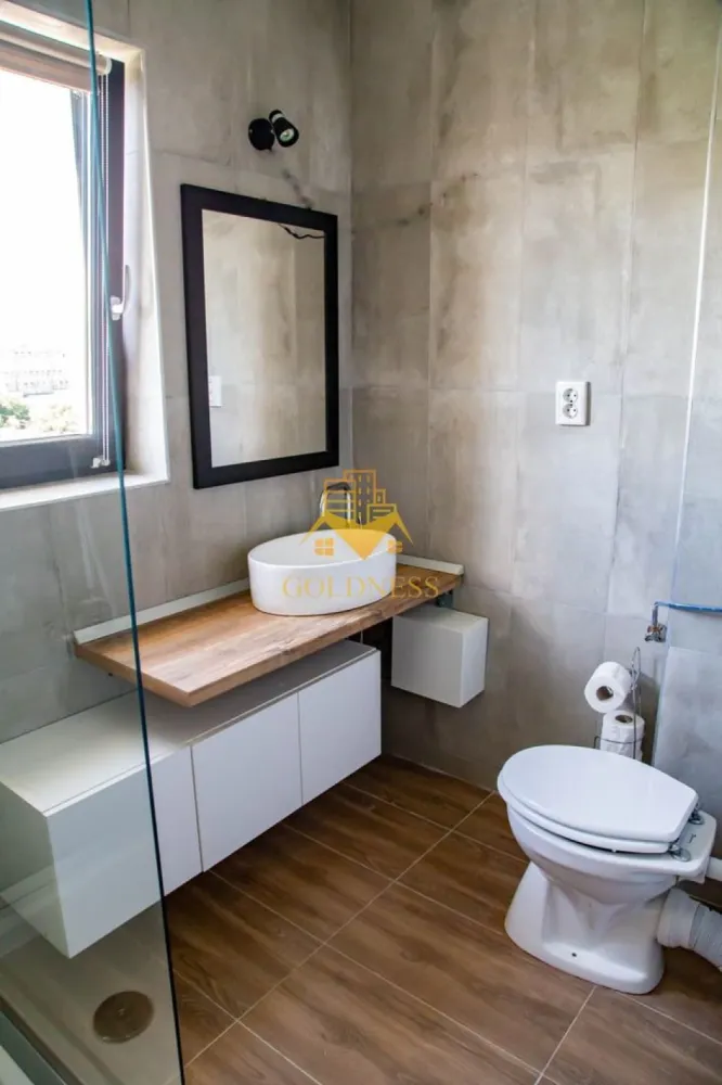 3 Camere Openspace, Marasti, Parcare, Modern, Kaufland, Zona fabricii. - GOLDNESS Imobiliare vă propune spre închiriere un apartament cu 3 camere complet mobilat și utilat, la etajul 4 într-un imobil de 6 etaje,in Cartierul Marasti!
Parcare subterana inclusa!
Se află în apropierea stațiilor de transport în comun, magazine, restaurante, spații verzi, farmacii, etc. 

Apartamentul este compartimentat astfel:
 - dormitor cu pat matrimonial, dressing, noptiere
 - dormitor cu pat matrimonial, dressing, noptiere
 - living cu bucatarie open space complet utilată și mobilată, loc de servit masa, iesire pe terasa.
 - baie cu dus walk-in, calorifer port prosop și dulap pentru depozitare.
 - terasa de 20 mp.

Imobilul este dotat cu toate cele necesare- centrală proprie, frigider, aragaz, hotă, mașină de spălat haine, etc. 

Dacă sunteți interesați de acest apartament și doriți să îl vizionați, dar și pentru alte oferte nu ezitați să ne contactați telefonic sau prin e-mail. Vă stăm la dispoziție!
Pentru intermediere se percepe un comision de 50% din prețul chiriei!