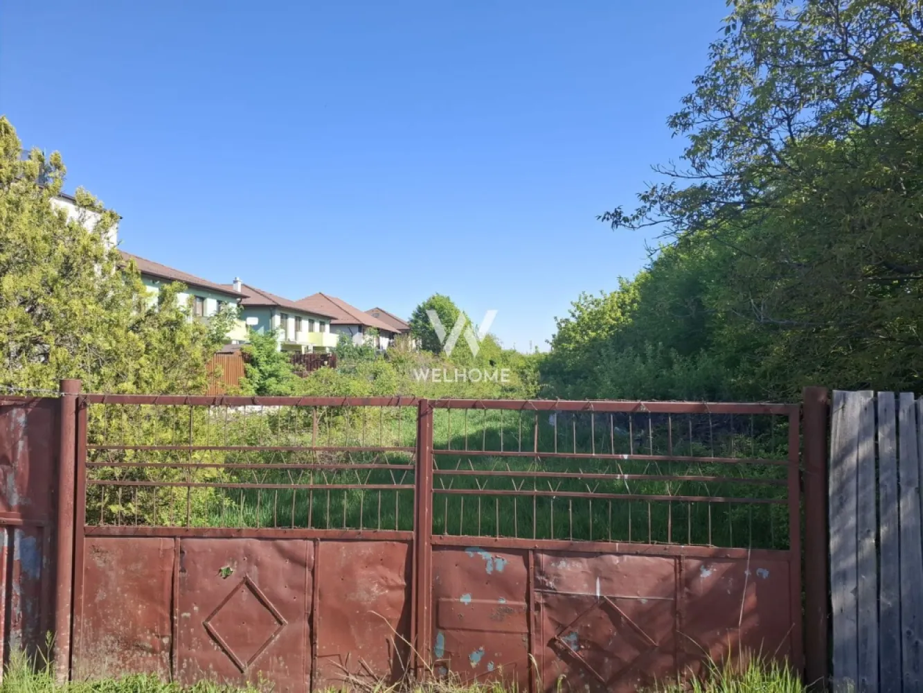 Teren intravilan cart. Arhitectilor - Sibiu - Va propunem spre vanzare un teren intravilan situat in cartierul Arhitectilor:

- Suprafata 3300 mp (se poate achizitiona si parcela alaturata, aprox. 700 mp)
- Deschidere la strada 21,2 m
- Utilitati pe strada: apa, gaz, canal, curent.
- Necesita intocmire PUZ. Se pot construi locuinte unifamiliale (CUT 0.9), sau locuinte colective (CUT 1.3)
- POT: 45%

Se poate achizitiona si parcela alaturata, in aceleasi conditii, cu suprafata de 700 mp si deschidere la strada 21 m.

Pret: 495000 euro negociabil.