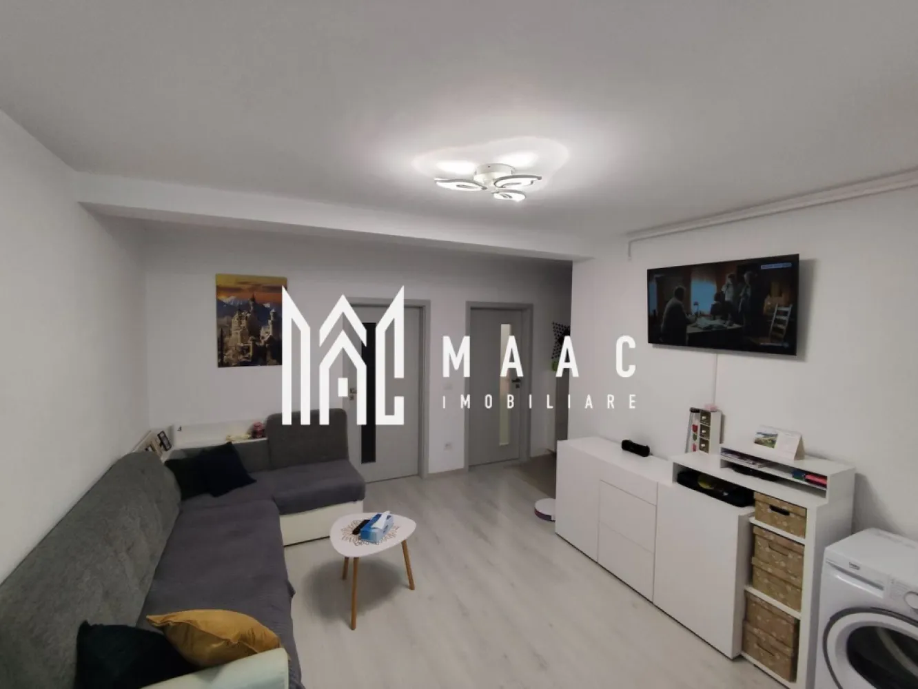 Apartament 3 camere | Etaj 2 | 2 Balcoane | Calea Surii Mici - MAAC Imobiliare vă propune spre vânzare un apartament cu 3 camere, situat într-o zonă liniștită și în plină dezvoltare – Calea Șurii Mici, în ansamblul rezidențial Kastani Residence, Sibiu.

Etaj: 2/3
Suprafață utilă: 55 mp
2 balcoane: 3 mp și 7 mp
Loc de parcare privat inclus
Complet mobilat și utilat

Proprietatea este ideală atât pentru locuit, cât și ca investiție, fiind atent compartimentată pentru confort și funcționalitate. Se vinde așa cum se prezintă în fotografii – cu mobilier de calitate și electrocasnice incluse.

Avantaje:

Compartimentare eficientă: living cu bucătărie open space, 2 dormitoare, baie, 2 balcoane

Loc de parcare inclus în preț

Etaj intermediar (2/3) – confort termic sporit

Ansamblu rezidențial modern, cu acces facil către zona industrială vest, autostradă și Aeroport

Nu rata ocazia de a locui într-un apartament cochet, într-o zonă în continuă dezvoltare!
Pentru mai multe informații sau pentru programarea unei vizionări, echipa MAAC Imobiliare este aici pentru tine! ID: CP2491398.
