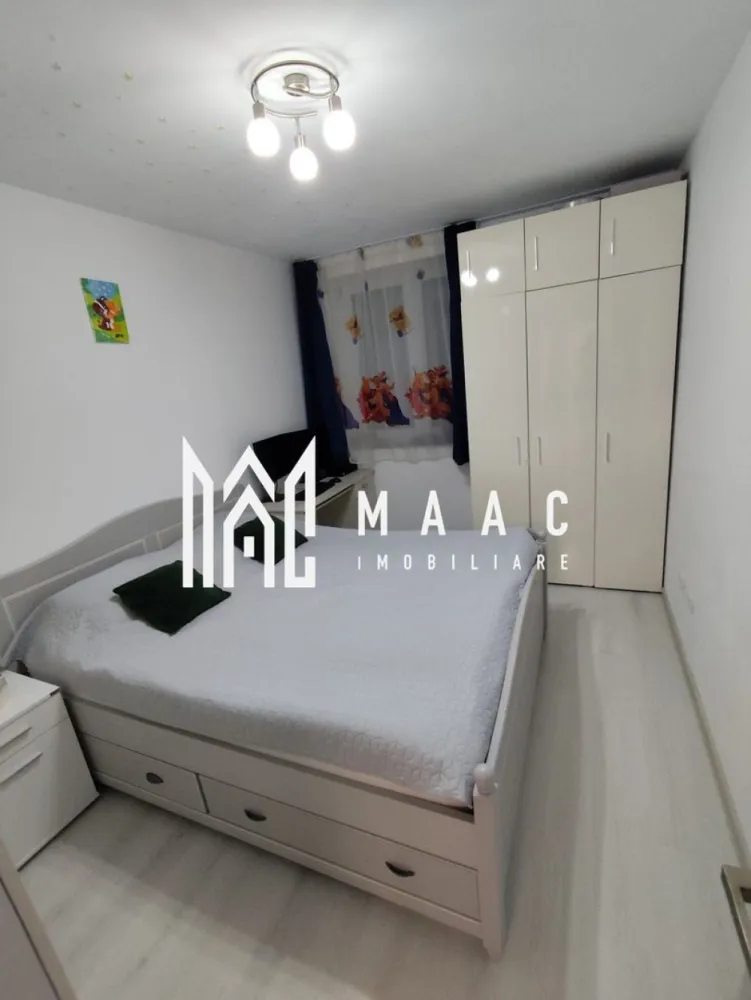 Apartament 3 camere | Etaj 2 | 2 Balcoane | Calea Surii Mici - MAAC Imobiliare vă propune spre vânzare un apartament cu 3 camere, situat într-o zonă liniștită și în plină dezvoltare – Calea Șurii Mici, în ansamblul rezidențial Kastani Residence, Sibiu.

Etaj: 2/3
Suprafață utilă: 55 mp
2 balcoane: 3 mp și 7 mp
Loc de parcare privat inclus
Complet mobilat și utilat

Proprietatea este ideală atât pentru locuit, cât și ca investiție, fiind atent compartimentată pentru confort și funcționalitate. Se vinde așa cum se prezintă în fotografii – cu mobilier de calitate și electrocasnice incluse.

Avantaje:

Compartimentare eficientă: living cu bucătărie open space, 2 dormitoare, baie, 2 balcoane

Loc de parcare inclus în preț

Etaj intermediar (2/3) – confort termic sporit

Ansamblu rezidențial modern, cu acces facil către zona industrială vest, autostradă și Aeroport

Nu rata ocazia de a locui într-un apartament cochet, într-o zonă în continuă dezvoltare!
Pentru mai multe informații sau pentru programarea unei vizionări, echipa MAAC Imobiliare este aici pentru tine! ID: CP2491398.