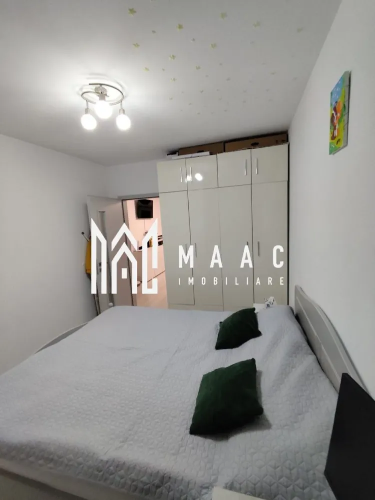 Apartament 3 camere | Etaj 2 | 2 Balcoane | Calea Surii Mici - MAAC Imobiliare vă propune spre vânzare un apartament cu 3 camere, situat într-o zonă liniștită și în plină dezvoltare – Calea Șurii Mici, în ansamblul rezidențial Kastani Residence, Sibiu.

Etaj: 2/3
Suprafață utilă: 55 mp
2 balcoane: 3 mp și 7 mp
Loc de parcare privat inclus
Complet mobilat și utilat

Proprietatea este ideală atât pentru locuit, cât și ca investiție, fiind atent compartimentată pentru confort și funcționalitate. Se vinde așa cum se prezintă în fotografii – cu mobilier de calitate și electrocasnice incluse.

Avantaje:

Compartimentare eficientă: living cu bucătărie open space, 2 dormitoare, baie, 2 balcoane

Loc de parcare inclus în preț

Etaj intermediar (2/3) – confort termic sporit

Ansamblu rezidențial modern, cu acces facil către zona industrială vest, autostradă și Aeroport

Nu rata ocazia de a locui într-un apartament cochet, într-o zonă în continuă dezvoltare!
Pentru mai multe informații sau pentru programarea unei vizionări, echipa MAAC Imobiliare este aici pentru tine! ID: CP2491398.