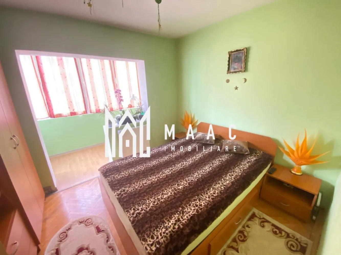 Apartament 3 camere | Etaj intermediar | Balcon | Lift | Vasile Aaron - MAAC Imobiliare vă propune spre vânzare un apartament cu 3 camere, situat la etajul 3 din 10 al unui imobil amplasat pe Str. Semaforului, într-o zonă bine conectată la infrastructura urbană din Sibiu.

Proprietatea are o suprafață utilă de 64,2 mp, la care se adaugă un balcon de 4 mp, oferind un spațiu bine proporționat și funcțional, potrivit pentru locuire proprie sau investiție.

Compartimentare:
-living
-2 dormitoare
-baie cu geam pentru aerisire naturală
-bucătărie cu spațiu de depozitare
-hol
-dressing, cu posibilitatea amenajării unui WC de serviciu
-balcon de 4 mp
-pivniță

Avantaje:
-etaj intermediar 3 din 10
-lift nou
-acces rapid la mijloace de transport în comun
-magazine alimentare în apropiere
-instituții de învățământ în zonă
-acces facil către principalele puncte de interes

Apartamentul se vinde exact așa cum se vede în fotografii, fiind o opțiune potrivită pentru cei care caută un apartament cu 3 camere pe Strada Semaforului, într-o zonă accesibilă și bine dezvoltată.

Pentru mai multe informații vă rugăm să menționați la telefon numărul CP2491076.