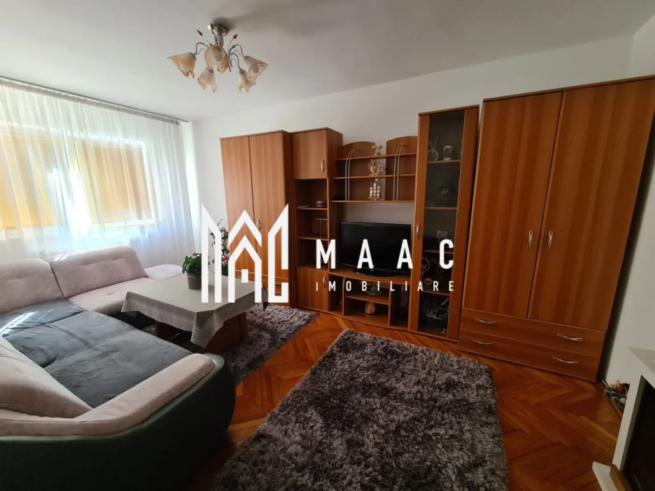 Apartament 3 camere | Etaj intermediar | Balcon | Lift | Vasile Aaron - MAAC Imobiliare vă propune spre vânzare un apartament cu 3 camere, situat la etajul 3 din 10 al unui imobil amplasat pe Str. Semaforului, într-o zonă bine conectată la infrastructura urbană din Sibiu.

Proprietatea are o suprafață utilă de 64,2 mp, la care se adaugă un balcon de 4 mp, oferind un spațiu bine proporționat și funcțional, potrivit pentru locuire proprie sau investiție.

Compartimentare:
-living
-2 dormitoare
-baie cu geam pentru aerisire naturală
-bucătărie cu spațiu de depozitare
-hol
-dressing, cu posibilitatea amenajării unui WC de serviciu
-balcon de 4 mp
-pivniță

Avantaje:
-etaj intermediar 3 din 10
-lift nou
-acces rapid la mijloace de transport în comun
-magazine alimentare în apropiere
-instituții de învățământ în zonă
-acces facil către principalele puncte de interes

Apartamentul se vinde exact așa cum se vede în fotografii, fiind o opțiune potrivită pentru cei care caută un apartament cu 3 camere pe Strada Semaforului, într-o zonă accesibilă și bine dezvoltată.

Pentru mai multe informații vă rugăm să menționați la telefon numărul CP2491076.