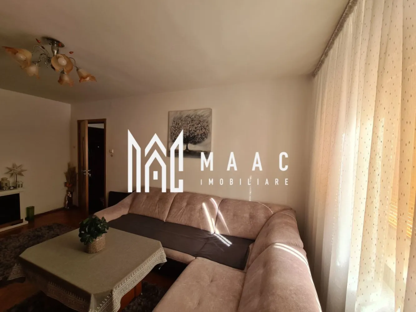 Apartament 3 camere | Etaj intermediar | Balcon | Lift | Vasile Aaron - MAAC Imobiliare vă propune spre vânzare un apartament cu 3 camere, situat la etajul 3 din 10 al unui imobil amplasat pe Str. Semaforului, într-o zonă bine conectată la infrastructura urbană din Sibiu.

Proprietatea are o suprafață utilă de 64,2 mp, la care se adaugă un balcon de 4 mp, oferind un spațiu bine proporționat și funcțional, potrivit pentru locuire proprie sau investiție.

Compartimentare:
-living
-2 dormitoare
-baie cu geam pentru aerisire naturală
-bucătărie cu spațiu de depozitare
-hol
-dressing, cu posibilitatea amenajării unui WC de serviciu
-balcon de 4 mp
-pivniță

Avantaje:
-etaj intermediar 3 din 10
-lift nou
-acces rapid la mijloace de transport în comun
-magazine alimentare în apropiere
-instituții de învățământ în zonă
-acces facil către principalele puncte de interes

Apartamentul se vinde exact așa cum se vede în fotografii, fiind o opțiune potrivită pentru cei care caută un apartament cu 3 camere pe Strada Semaforului, într-o zonă accesibilă și bine dezvoltată.

Pentru mai multe informații vă rugăm să menționați la telefon numărul CP2491076.