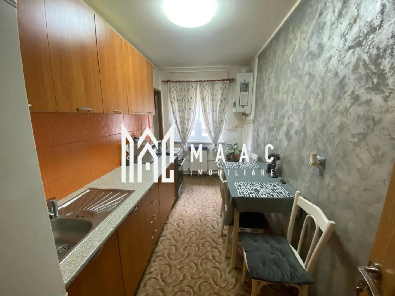 Apartament 3 camere | Etaj intermediar | Balcon | Lift | Vasile Aaron - MAAC Imobiliare vă propune spre vânzare un apartament cu 3 camere, situat la etajul 3 din 10 al unui imobil amplasat pe Str. Semaforului, într-o zonă bine conectată la infrastructura urbană din Sibiu.

Proprietatea are o suprafață utilă de 64,2 mp, la care se adaugă un balcon de 4 mp, oferind un spațiu bine proporționat și funcțional, potrivit pentru locuire proprie sau investiție.

Compartimentare:
-living
-2 dormitoare
-baie cu geam pentru aerisire naturală
-bucătărie cu spațiu de depozitare
-hol
-dressing, cu posibilitatea amenajării unui WC de serviciu
-balcon de 4 mp
-pivniță

Avantaje:
-etaj intermediar 3 din 10
-lift nou
-acces rapid la mijloace de transport în comun
-magazine alimentare în apropiere
-instituții de învățământ în zonă
-acces facil către principalele puncte de interes

Apartamentul se vinde exact așa cum se vede în fotografii, fiind o opțiune potrivită pentru cei care caută un apartament cu 3 camere pe Strada Semaforului, într-o zonă accesibilă și bine dezvoltată.

Pentru mai multe informații vă rugăm să menționați la telefon numărul CP2491076.