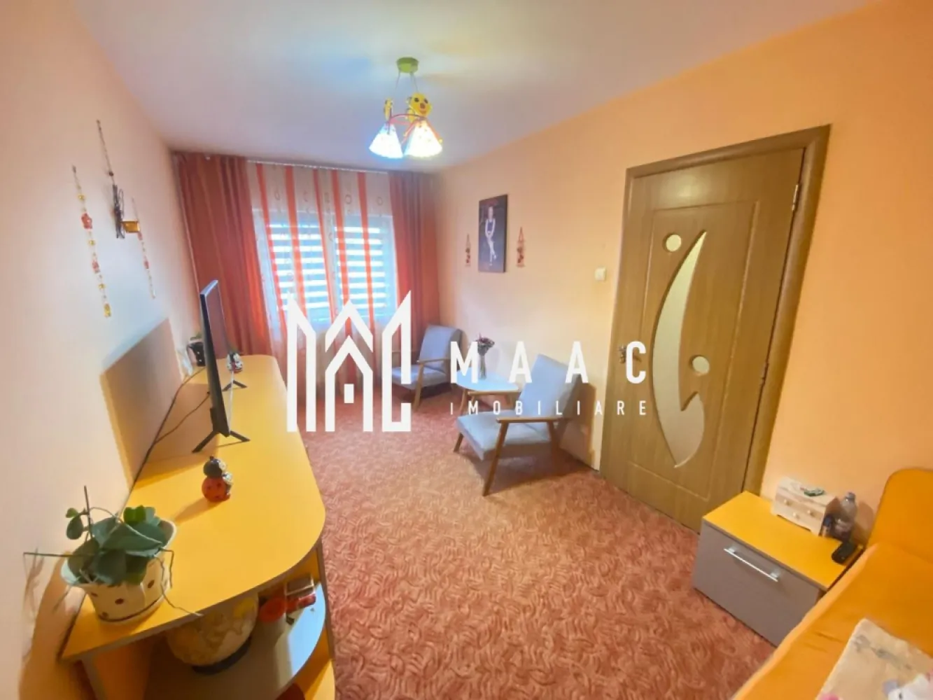 Apartament 3 camere | Etaj intermediar | Balcon | Lift | Vasile Aaron - MAAC Imobiliare vă propune spre vânzare un apartament cu 3 camere, situat la etajul 3 din 10 al unui imobil amplasat pe Str. Semaforului, într-o zonă bine conectată la infrastructura urbană din Sibiu.

Proprietatea are o suprafață utilă de 64,2 mp, la care se adaugă un balcon de 4 mp, oferind un spațiu bine proporționat și funcțional, potrivit pentru locuire proprie sau investiție.

Compartimentare:
-living
-2 dormitoare
-baie cu geam pentru aerisire naturală
-bucătărie cu spațiu de depozitare
-hol
-dressing, cu posibilitatea amenajării unui WC de serviciu
-balcon de 4 mp
-pivniță

Avantaje:
-etaj intermediar 3 din 10
-lift nou
-acces rapid la mijloace de transport în comun
-magazine alimentare în apropiere
-instituții de învățământ în zonă
-acces facil către principalele puncte de interes

Apartamentul se vinde exact așa cum se vede în fotografii, fiind o opțiune potrivită pentru cei care caută un apartament cu 3 camere pe Strada Semaforului, într-o zonă accesibilă și bine dezvoltată.

Pentru mai multe informații vă rugăm să menționați la telefon numărul CP2491076.