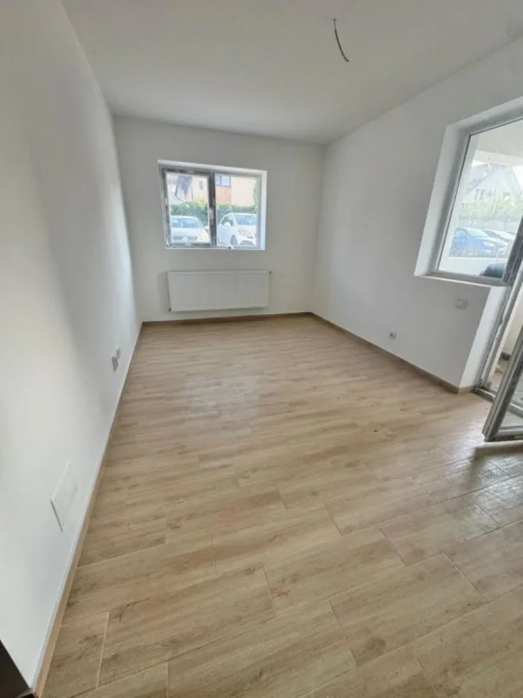 Apartament 2 camere Militari Residence mutare imediata - TVA INCLUS !!

Bine ati venit intr-o oaza de confort și rafinament în inima cartierului Militari Residence!

Aceasta proprietate îți oferă o oportunitate unică de a locui într-un spațiu elegant, perfect adaptat pentru nevoile tale.

Detalii Cheie:

Locație Ideală: Situat în cartierul Militari Residence, acest apartament oferă acces facil la toate facilitățile urbane, incluzând magazine, restaurante, parcuri și centre de învățământ.

Design Modern: Cu finisaje de înaltă calitate, acest apartament emană eleganță și confort. Spațiile luminoase și bine iluminate se îmbină perfect pentru a crea un ambient primitor și relaxant.

2 Camere Spațioase: Cu două camere generoase, acest apartament este potrivit pentru cupluri sau familii mici în căutarea unei locuințe confortabile și practică.

Balcon Privat: Beneficiază de un balcon privat, unde poți savura o cafea în timp ce te bucuri de aerul proaspăt și de priveliștea încântătoare a cartierului.

Facilități Suplimentare:

Parcare Asigurată: poti beneficia contra-cost de loc de parcare privat, oferindu-ți comoditate și siguranță pentru mașină.

Securitate 24/7: Militari Residence este un cartier sigur, astfel încât să te poți bucura de liniște și pace în fiecare zi.

Acces Rapid la Transport Public: Cu acces ușor la mijloacele de transport în comun, te vei bucura de conexiuni rapide către orice destinație din București.

Nu rata ocazia de a locui într-un apartament ce oferă combinația perfectă între confort, stil și funcționalitate. Contactează-ne astăzi pentru a programa o vizionare și a începe o nouă etapă a vieții tale într-o locuință de vis!