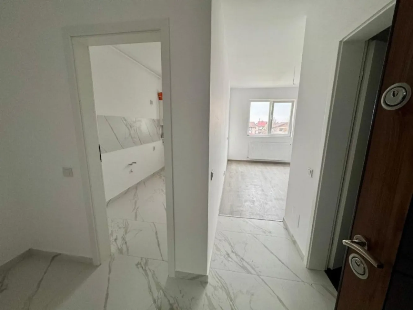 Garsoniera cartier Militari Residence - mutare imediata!! - Garsonieră decomandată de vânzare – Militari Residence | Etaj intermediar | Bloc cu lift

Vă propunem spre vânzare o garsonieră situată în Militari Residence, într-un imobil modern cu regim mic de înălțime (P+3), ideală atât pentru locuit, cât și pentru investiție.

Locuința este decomandată, oferind o compartimentare eficientă și un plus de confort. Este amplasată la un etaj intermediar, poziție ideală pentru un echilibru optim între accesibilitate și liniște.

Blocul este prevăzut cu lift, un avantaj important pentru acest tip de imobil, asigurând acces facil indiferent de etaj.

Caracteristici principale:

Compartimentare decomandată
Etaj intermediar
Bloc P+3 (regim mic de înălțime)
Lift în imobil
Zonă în plină dezvoltare, cu acces rapid către magazine, transport și facilități

Această proprietate reprezintă o alegere practică pentru cei care caută un spațiu bine organizat, într-o zonă accesibilă și în continuă dezvoltare.