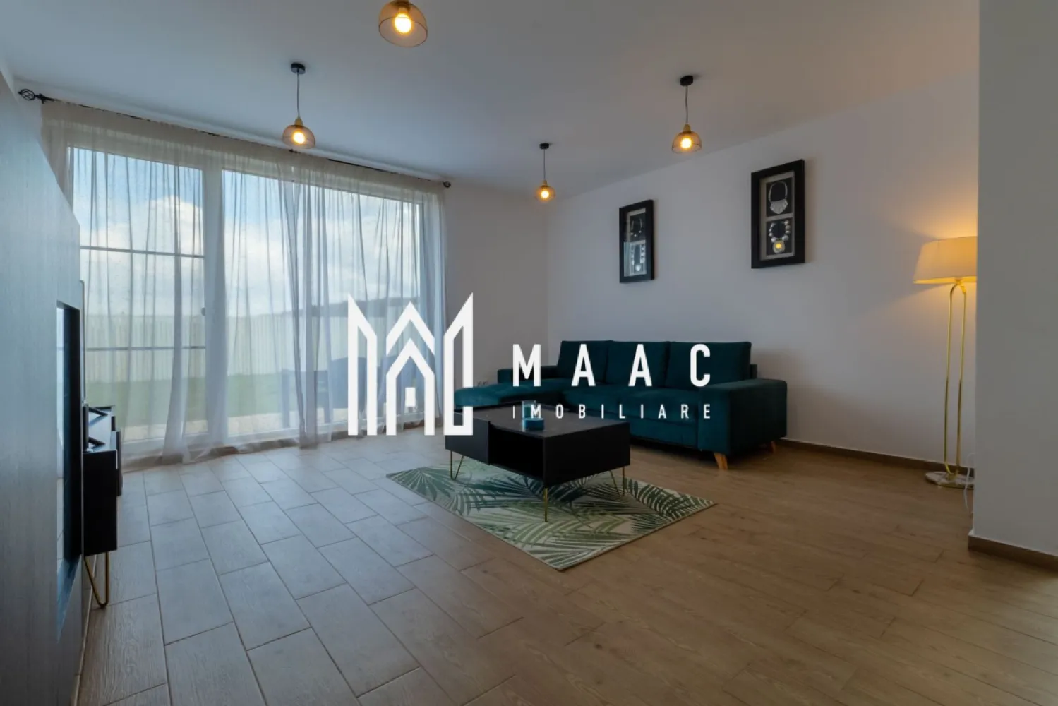Casa 4 camere | 90 mpu | curte 265 mpu | 2 Parcari | 2 Bai - MAAC Imobiliare vă propune în exclusivitate o casă modernă situată strategic la intrarea în Cisnădie, într-o zonă cu acces facil către toate punctele de interes din Sibiu, ideală pentru cei care caută o locuință echilibrată între funcționalitate, intimitate și confort contemporan. Proprietatea beneficiază de poziționare excelentă, acces rapid către oraș și liniștea specifică unei comunități rezidențiale bine conturate.

Locuința este dispusă pe parter și etaj, având o compartimentare eficientă, adaptată nevoilor unei familii moderne sau unui cuplu tânăr aflat la început de drum. Suprafața utilă este de 90 mp, suprafața desfășurată de 125 mp, iar terenul total măsoară 265 mp și este împrejmuit, oferind siguranță și intimitate.

Compartimentarea interioară este practică și bine optimizată:
-Living generos cu bucătărie open-space
-3 dormitoare bine proporționate
-2 băi complet echipate (cadă și duș)

Confortul termic este asigurat prin încălzire în pardoseală, iar tâmplăria PVC cu geam termopan contribuie la eficiența energetică a imobilului. Finisajele moderne și electrocasnicele incluse completează standardul actual al locuinței, oferind un spațiu pregătit pentru mutare.

Curtea proprie dispune de funcționalitate excelentă, fiind potrivită pentru amenajarea unui spațiu de joacă pentru copii, zonă de grătar sau relaxare în aer liber. În fața casei sunt disponibile 2 locuri de parcare, asigurând confort și acces imediat.

Un avantaj important al proprietății îl reprezintă poziționarea între două loturi neconstruibile, unul dintre ele fiind parcare, aspect ce garantează intimitate și liniște. Casa beneficiază de vedere spre munte, stradă asfaltată, iluminat public și acces rapid la transport, elemente esențiale pentru un stil de viață echilibrat.

Amplasată la intrare în Cisnădie, proprietatea permite acces rapid către Sibiu, oferind în același timp avantajele unei zone rezidențiale aerisite, cu potențial și dezvoltare constantă.

Pentru mai multe detalii, vă rugăm să precizați telefonic că ați văzut anunțul cu ID:CP2488253