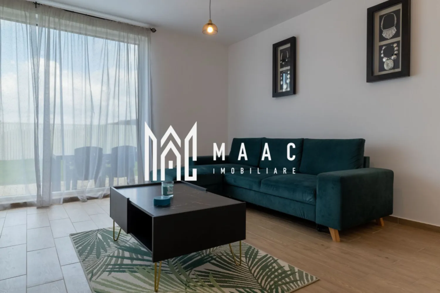 Casa 4 camere | 90 mpu | curte 265 mpu | 2 Parcari | 2 Bai - MAAC Imobiliare vă propune în exclusivitate o casă modernă situată strategic la intrarea în Cisnădie, într-o zonă cu acces facil către toate punctele de interes din Sibiu, ideală pentru cei care caută o locuință echilibrată între funcționalitate, intimitate și confort contemporan. Proprietatea beneficiază de poziționare excelentă, acces rapid către oraș și liniștea specifică unei comunități rezidențiale bine conturate.

Locuința este dispusă pe parter și etaj, având o compartimentare eficientă, adaptată nevoilor unei familii moderne sau unui cuplu tânăr aflat la început de drum. Suprafața utilă este de 90 mp, suprafața desfășurată de 125 mp, iar terenul total măsoară 265 mp și este împrejmuit, oferind siguranță și intimitate.

Compartimentarea interioară este practică și bine optimizată:
-Living generos cu bucătărie open-space
-3 dormitoare bine proporționate
-2 băi complet echipate (cadă și duș)

Confortul termic este asigurat prin încălzire în pardoseală, iar tâmplăria PVC cu geam termopan contribuie la eficiența energetică a imobilului. Finisajele moderne și electrocasnicele incluse completează standardul actual al locuinței, oferind un spațiu pregătit pentru mutare.

Curtea proprie dispune de funcționalitate excelentă, fiind potrivită pentru amenajarea unui spațiu de joacă pentru copii, zonă de grătar sau relaxare în aer liber. În fața casei sunt disponibile 2 locuri de parcare, asigurând confort și acces imediat.

Un avantaj important al proprietății îl reprezintă poziționarea între două loturi neconstruibile, unul dintre ele fiind parcare, aspect ce garantează intimitate și liniște. Casa beneficiază de vedere spre munte, stradă asfaltată, iluminat public și acces rapid la transport, elemente esențiale pentru un stil de viață echilibrat.

Amplasată la intrare în Cisnădie, proprietatea permite acces rapid către Sibiu, oferind în același timp avantajele unei zone rezidențiale aerisite, cu potențial și dezvoltare constantă.

Pentru mai multe detalii, vă rugăm să precizați telefonic că ați văzut anunțul cu ID:CP2488253