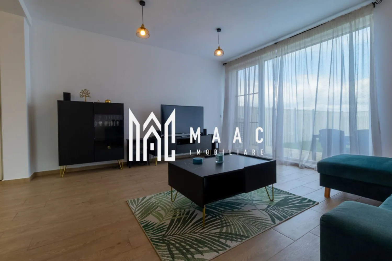 Casa 4 camere | 90 mpu | curte 265 mpu | 2 Parcari | 2 Bai - MAAC Imobiliare vă propune în exclusivitate o casă modernă situată strategic la intrarea în Cisnădie, într-o zonă cu acces facil către toate punctele de interes din Sibiu, ideală pentru cei care caută o locuință echilibrată între funcționalitate, intimitate și confort contemporan. Proprietatea beneficiază de poziționare excelentă, acces rapid către oraș și liniștea specifică unei comunități rezidențiale bine conturate.

Locuința este dispusă pe parter și etaj, având o compartimentare eficientă, adaptată nevoilor unei familii moderne sau unui cuplu tânăr aflat la început de drum. Suprafața utilă este de 90 mp, suprafața desfășurată de 125 mp, iar terenul total măsoară 265 mp și este împrejmuit, oferind siguranță și intimitate.

Compartimentarea interioară este practică și bine optimizată:
-Living generos cu bucătărie open-space
-3 dormitoare bine proporționate
-2 băi complet echipate (cadă și duș)

Confortul termic este asigurat prin încălzire în pardoseală, iar tâmplăria PVC cu geam termopan contribuie la eficiența energetică a imobilului. Finisajele moderne și electrocasnicele incluse completează standardul actual al locuinței, oferind un spațiu pregătit pentru mutare.

Curtea proprie dispune de funcționalitate excelentă, fiind potrivită pentru amenajarea unui spațiu de joacă pentru copii, zonă de grătar sau relaxare în aer liber. În fața casei sunt disponibile 2 locuri de parcare, asigurând confort și acces imediat.

Un avantaj important al proprietății îl reprezintă poziționarea între două loturi neconstruibile, unul dintre ele fiind parcare, aspect ce garantează intimitate și liniște. Casa beneficiază de vedere spre munte, stradă asfaltată, iluminat public și acces rapid la transport, elemente esențiale pentru un stil de viață echilibrat.

Amplasată la intrare în Cisnădie, proprietatea permite acces rapid către Sibiu, oferind în același timp avantajele unei zone rezidențiale aerisite, cu potențial și dezvoltare constantă.

Pentru mai multe detalii, vă rugăm să precizați telefonic că ați văzut anunțul cu ID:CP2488253